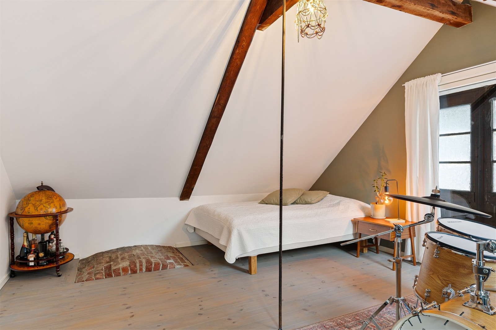 Legg merke til bevarte bjelker og teglstein fra da huset var et røykeri. Galleribilde