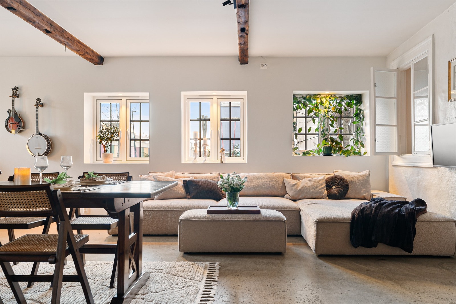 De store vindusflatene gir rikelig med naturlig gjennomgående lysinnslipp. Galleribilde