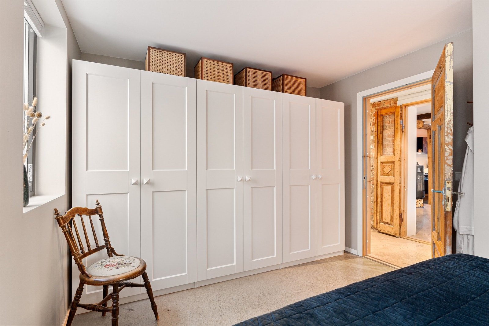 Garderobe med innredning og lys fra 2025. Galleribilde