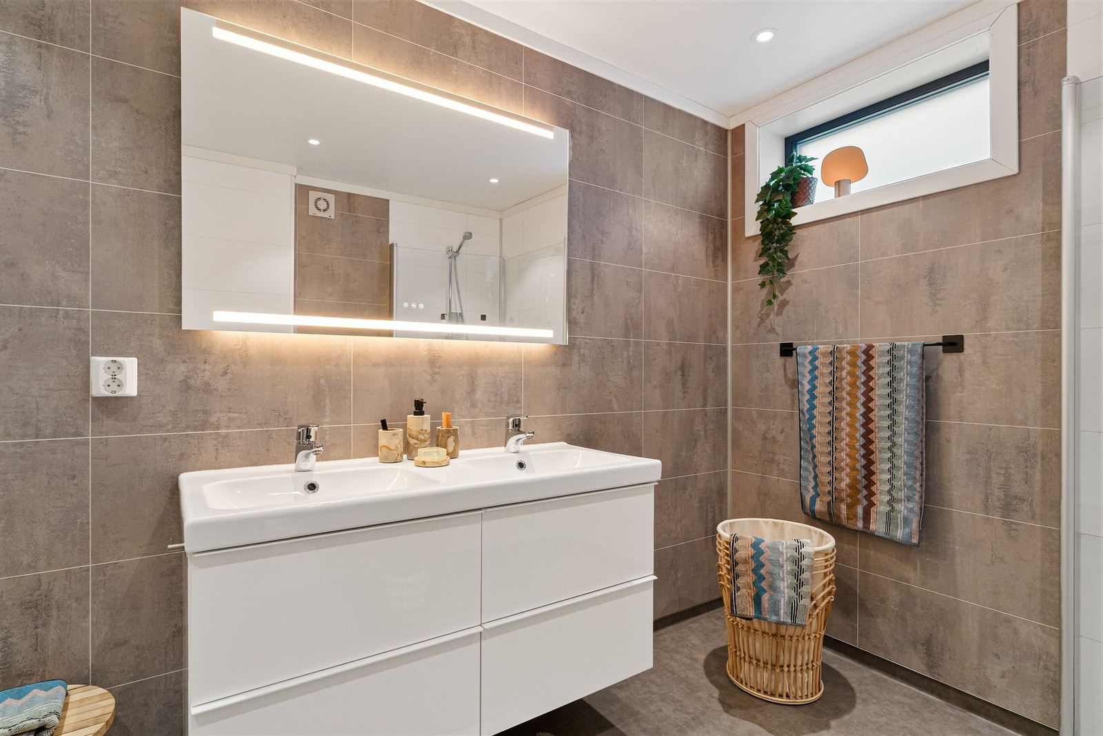 Badet er på 7 kvm og har downlights i himling. Sminkespeil med justerbar fargetone og dimming fra 2022. Galleribilde