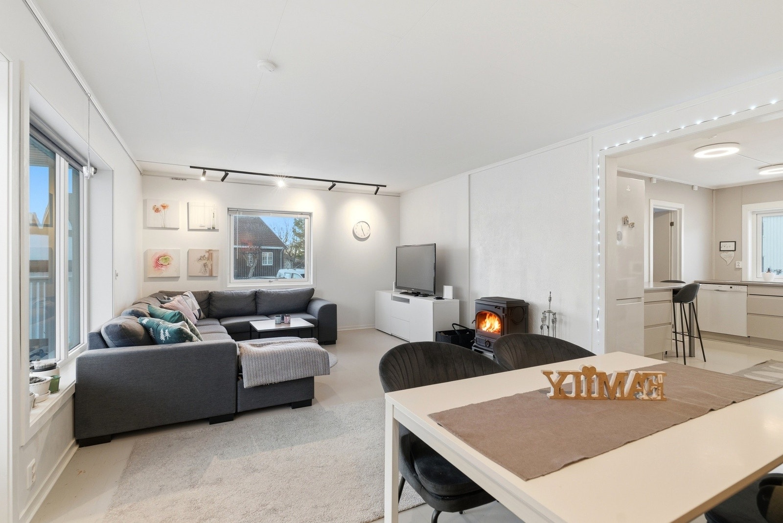 Utgang til balkong fra stuen. Galleribilde