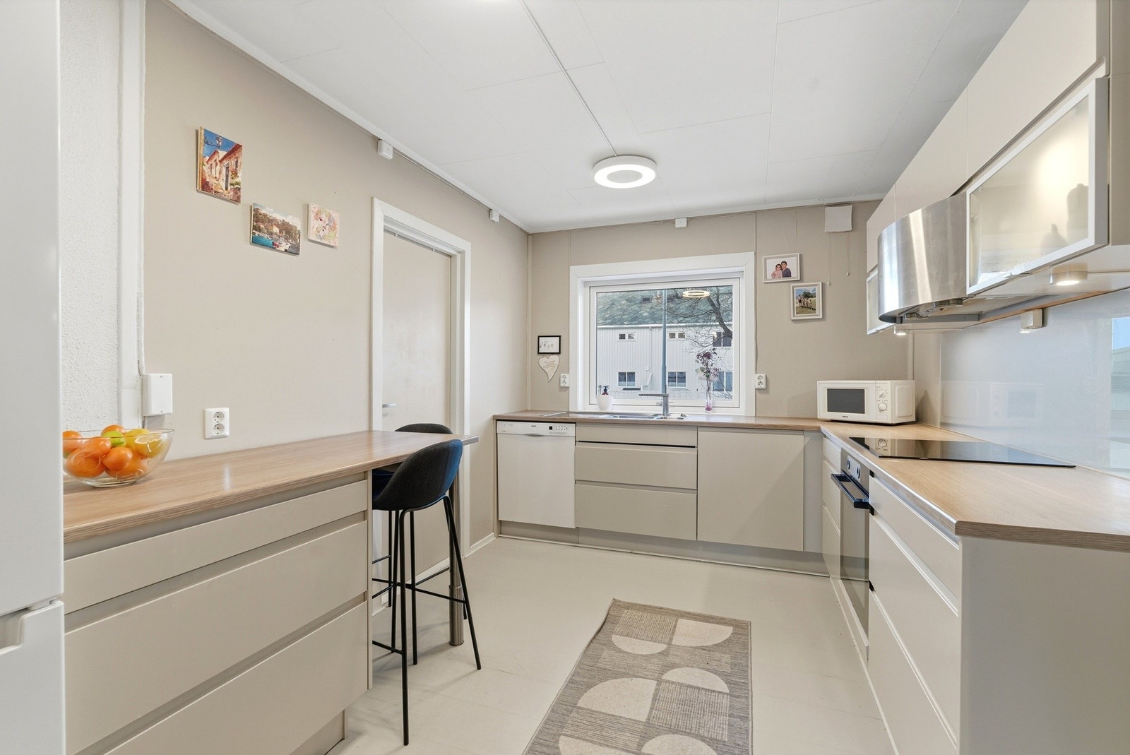 Stilren innredning, godt utbygget med skap-, skuff- og benkeplass. Galleribilde