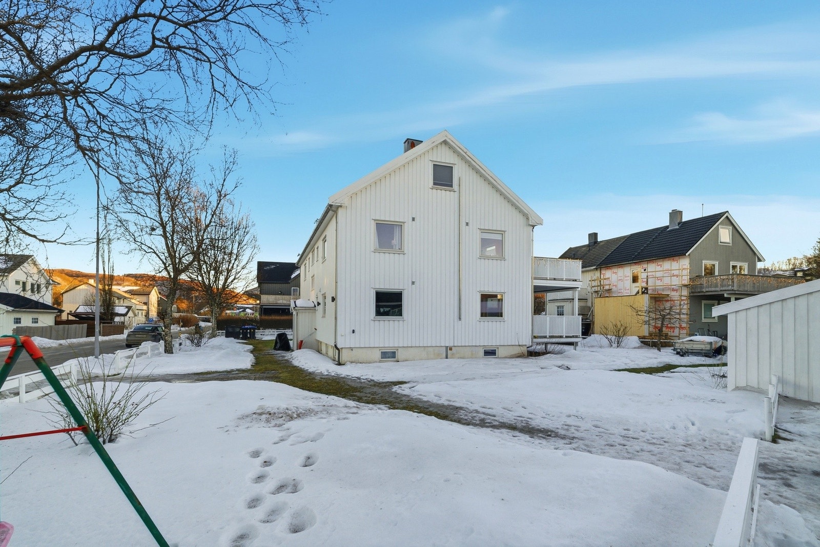 Utenfor leiligheten er det en meget romslig og solrik hage! Galleribilde