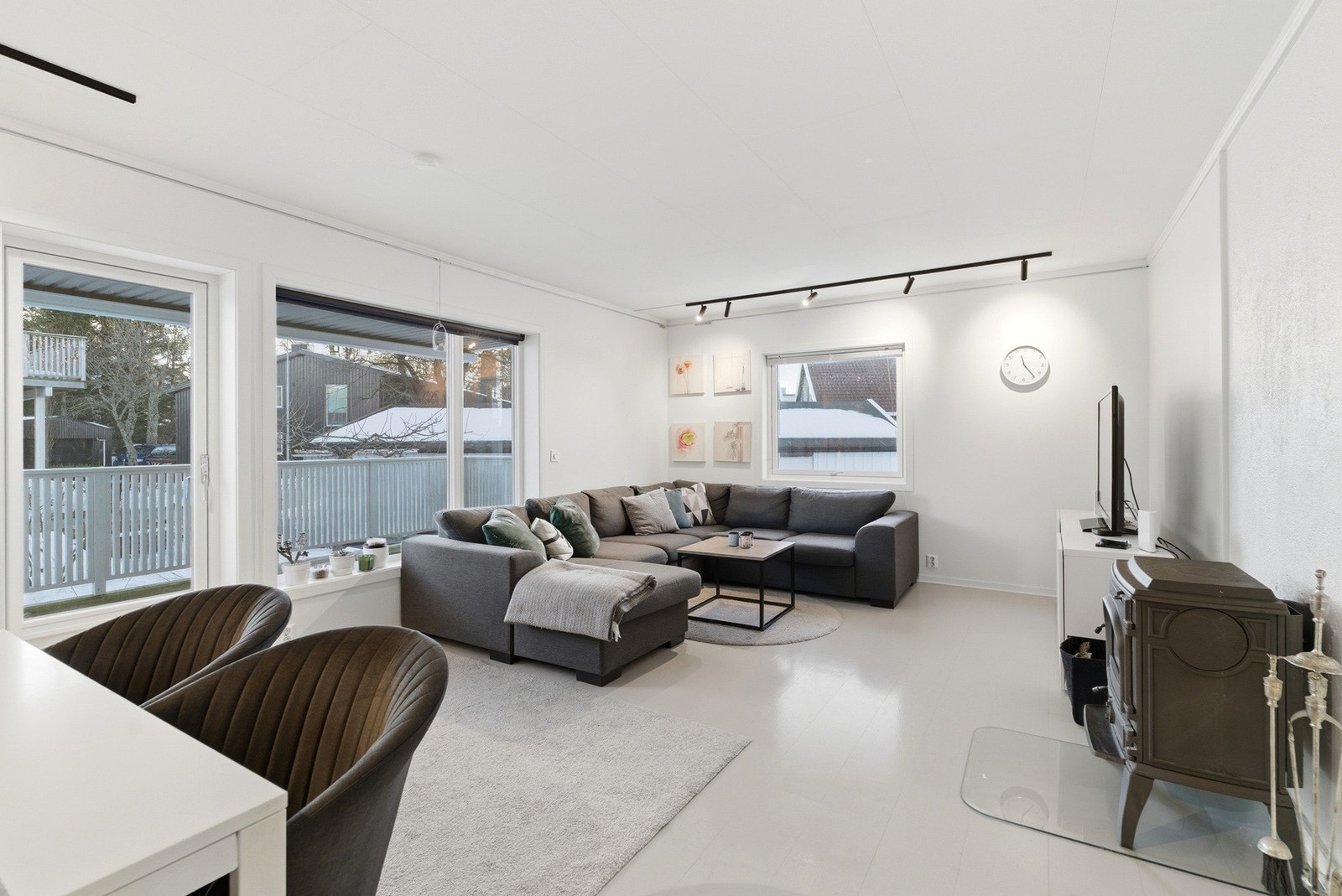 Romslig stue med god plass til sofagruppe og spisestue. Galleribilde