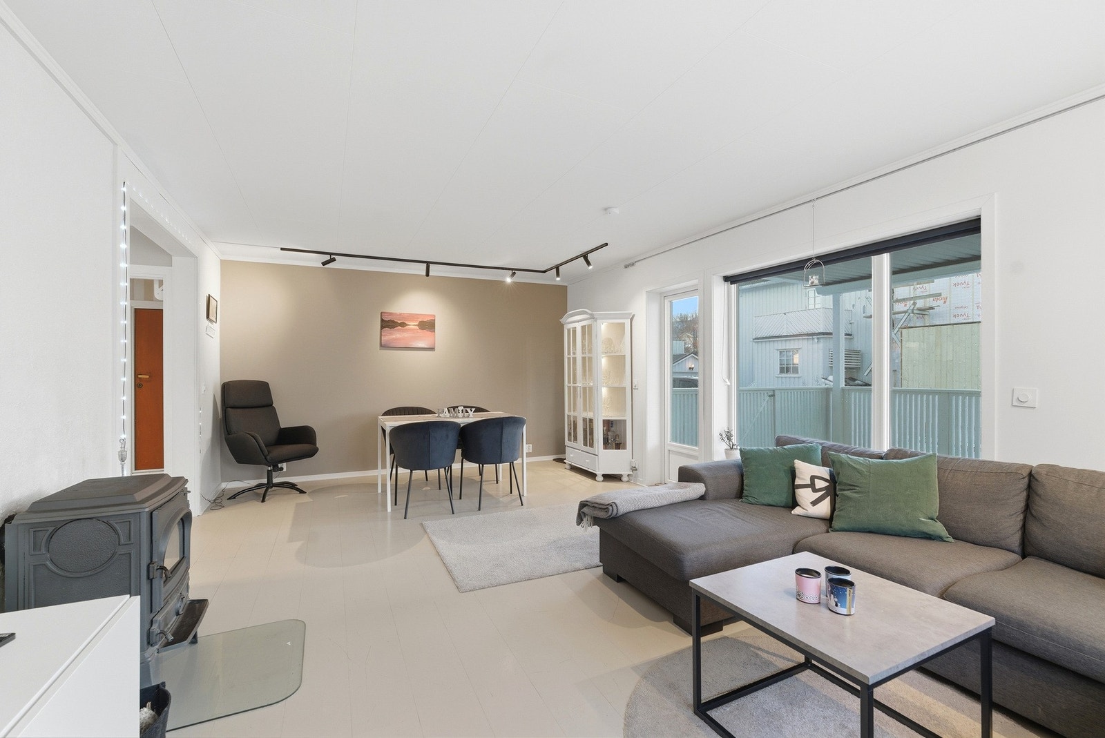 Store vindu som slipper inn godt med naturlig lys i rommet. Galleribilde