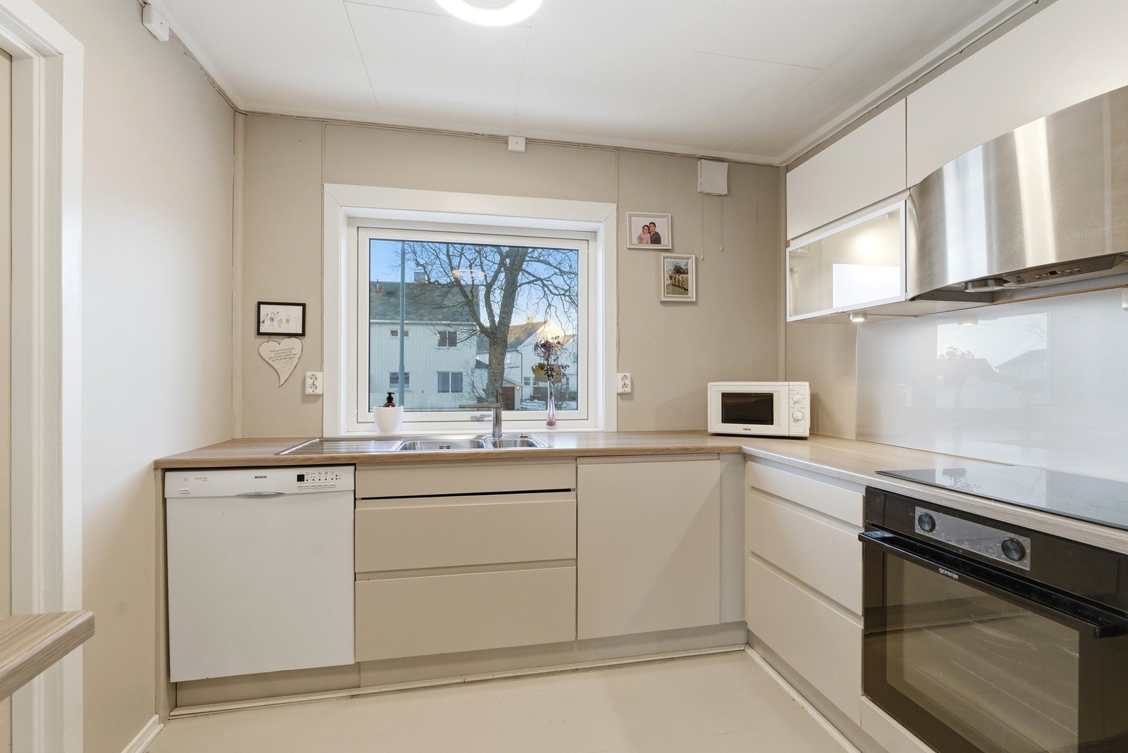 Stort vindu slipper godt med lys inn på kjøkkenet. Galleribilde