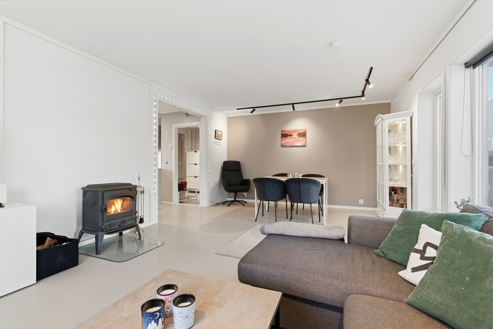 Det er vedfyring som gir god varme og hygge på kalde dager. Galleribilde