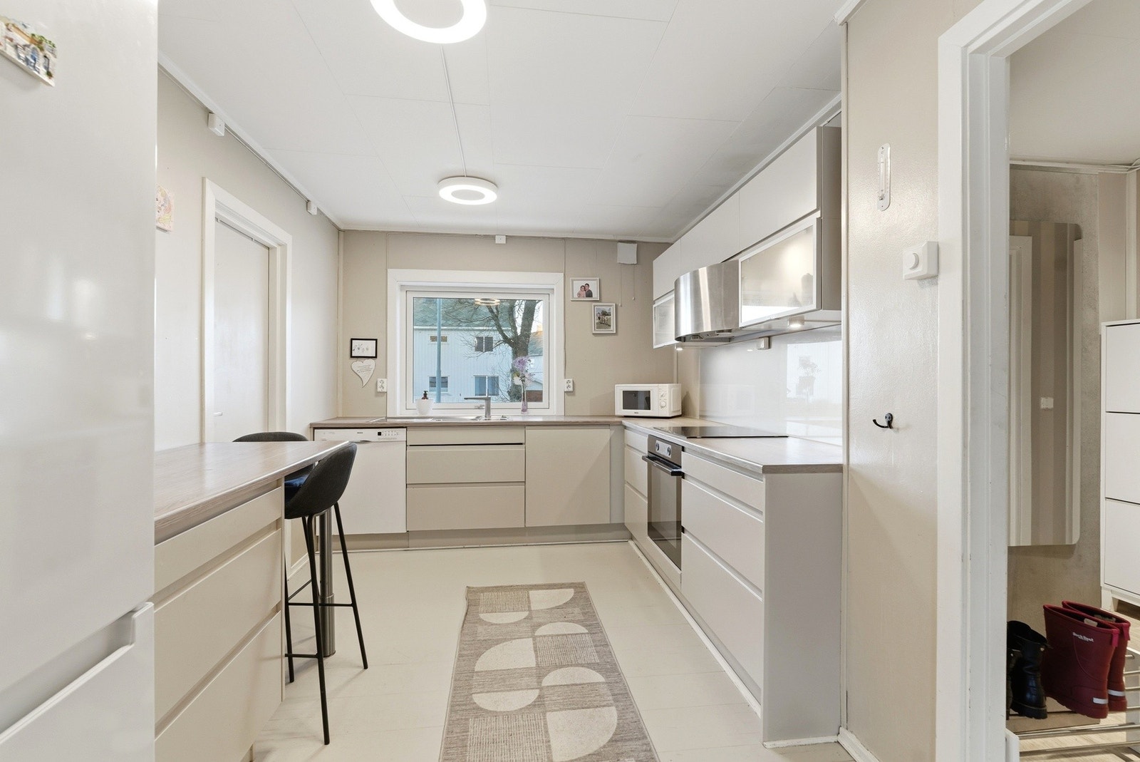 Romslig kjøkken delvis adskilt fra stuen. Galleribilde