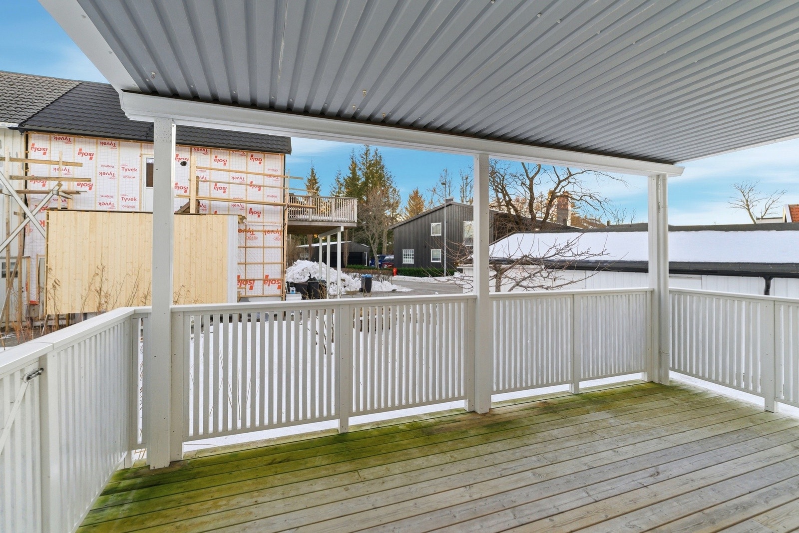 Praktisk med trapp ned til den romslige hagen. Galleribilde