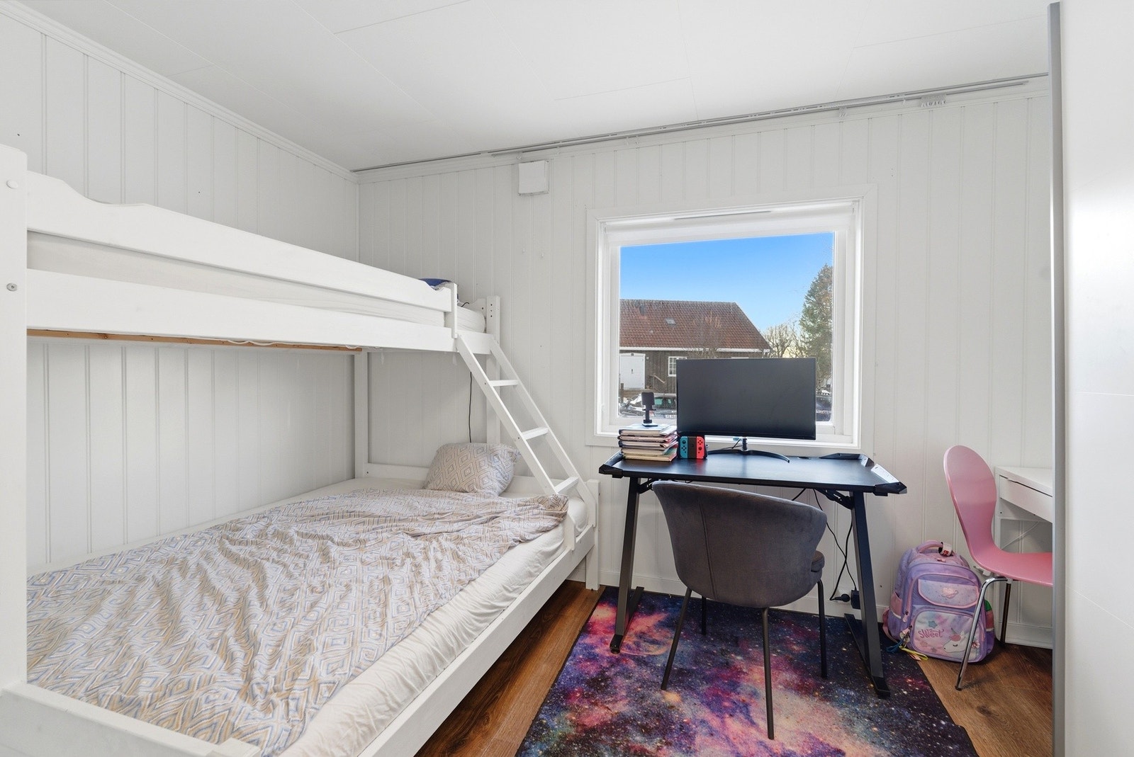 Soverom 1 med god plass til seng og garderobeløsning. Galleribilde