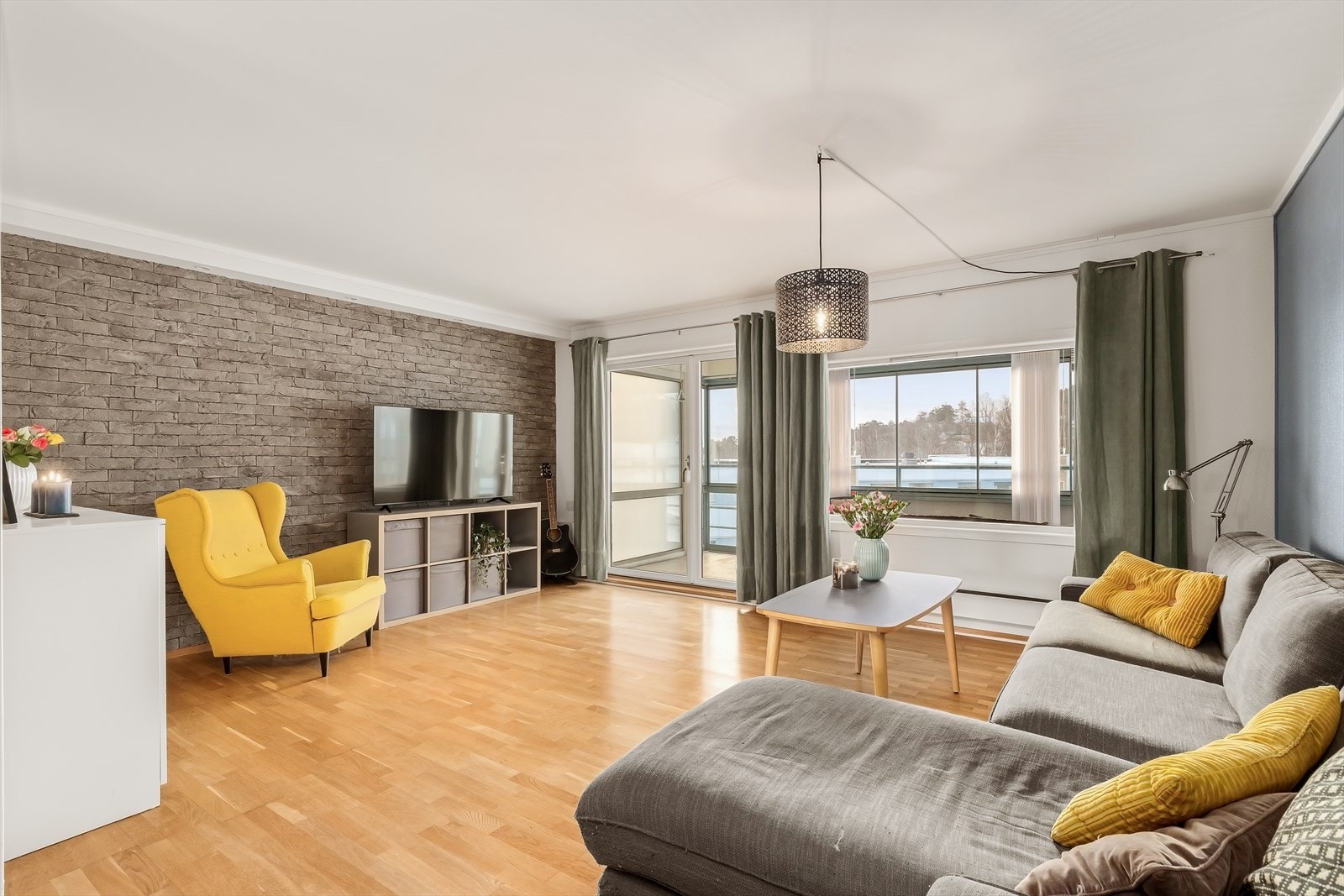 Stor og luftig stue med direkte utgang til en innglasset balkong. Her får du en svært usjenert uteplass som kan brukes store deler av året. Galleribilde