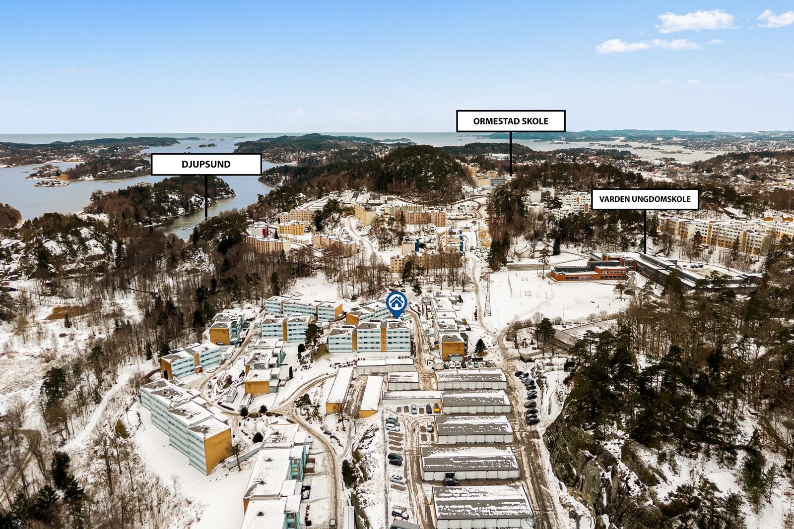 Leiligheten ligger i et attraktivt område med kort vei til både skoler, barnehager og flotte turområder. Her får du et trygt og familievennlig nærmiljø, kombinert med gode rekreasjonsmuligheter og tilgang til daglige fasiliteter i nærheten. Galleribilde