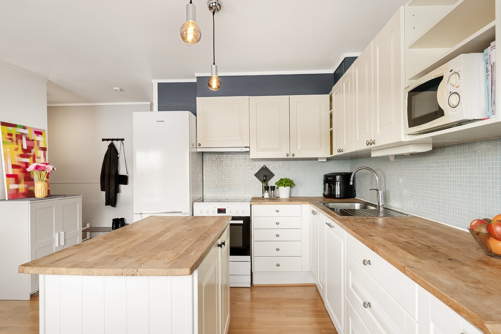 Lyst og hyggelig kjøkken med en varm og innbydende atmosfære. Galleribilde