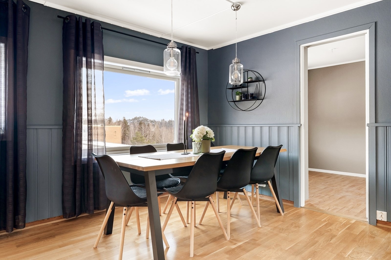 Naturlig plass til spisebord, med god romfølelse og fint lys inn fra vinduene. Galleribilde