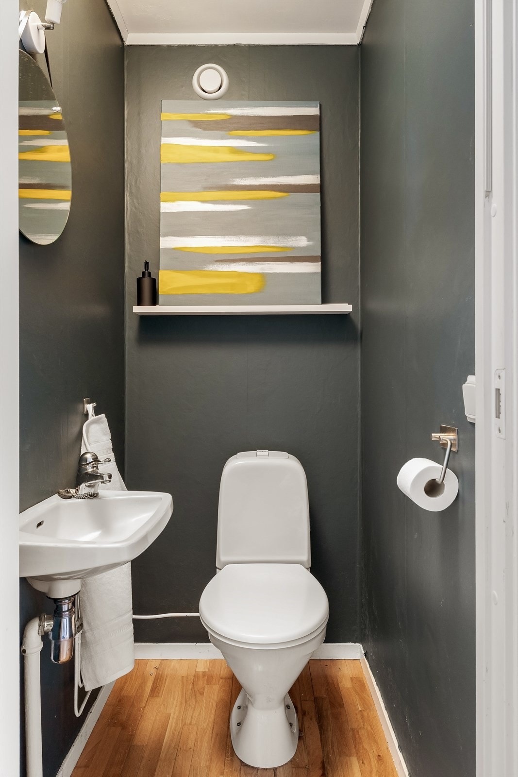 Separat toalettrom - praktisk plassert og svært nyttig i en travel hverdag. Galleribilde