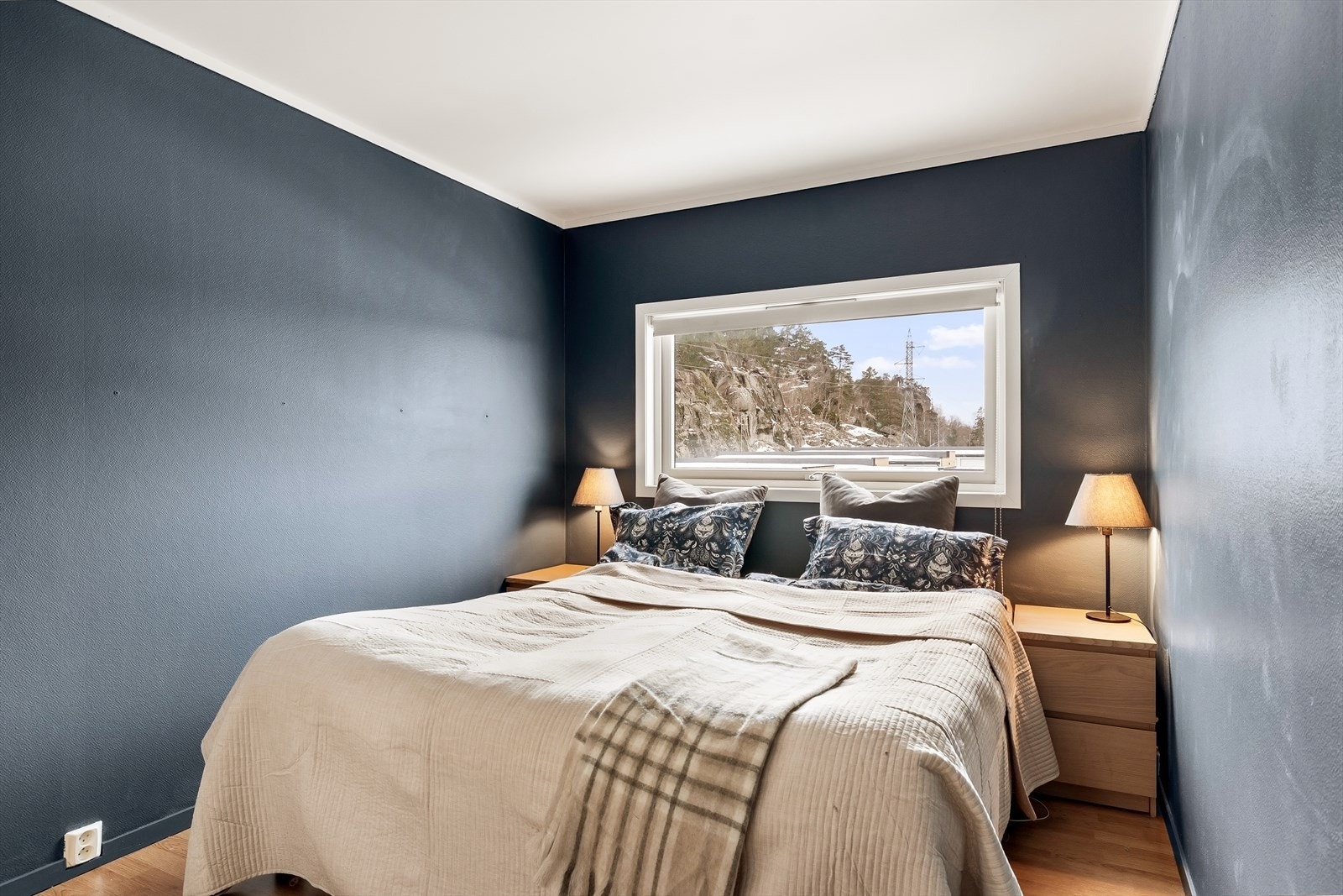 Hovedsoverom i lekre og behagelige farger. Leiligheten disponerer hele fire soverom, noe som gir svært gode muligheter for både familie, kontor og gjester. Galleribilde