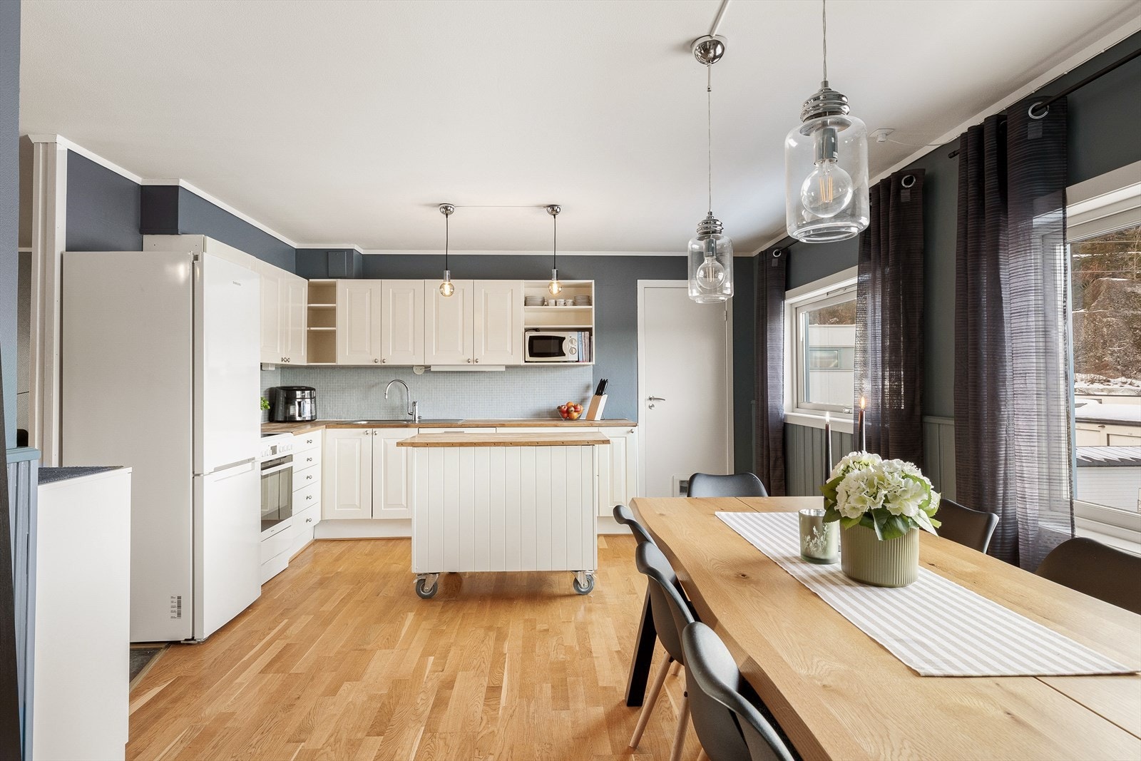 Meget stort kjøkken med svært god plass til et stort spisebord - perfekt for både hverdag og hyggelige måltider med gjester. Galleribilde