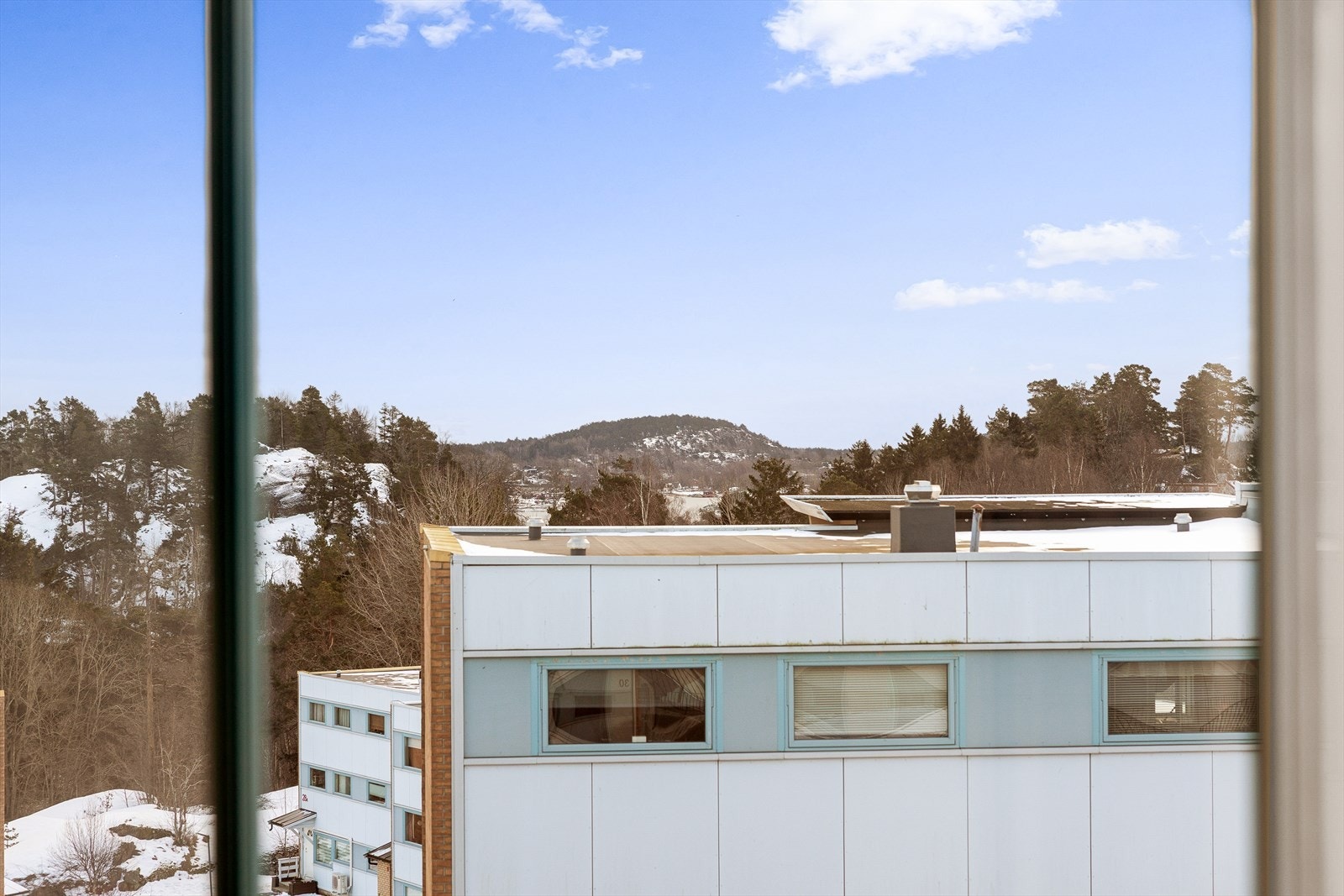 Flott utsyn fra balkongen med hyggelig sjøgløtt og gode lysforhold. Galleribilde