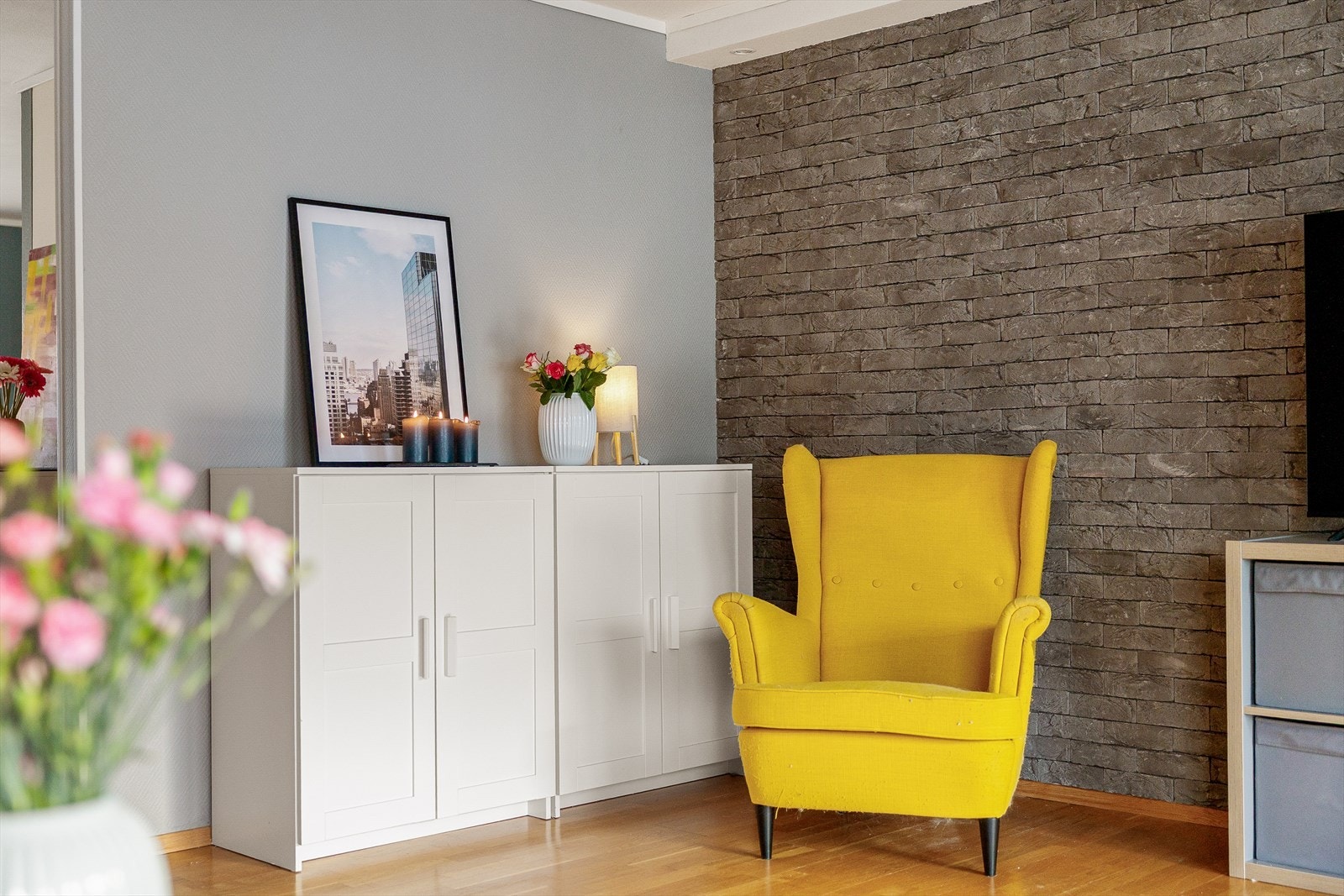 Stuen har en spennende kontrastvegg som tilfører rommet karakter og varme. Galleribilde