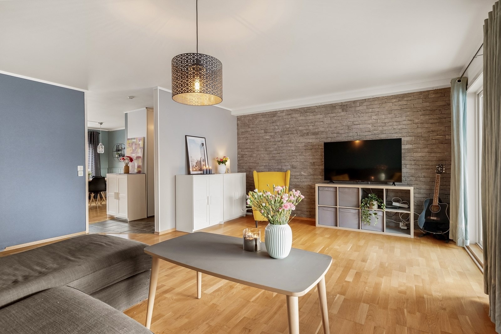 Lekker stue med flott parkettgulv som gir rommet et moderne og eksklusivt preg. Galleribilde