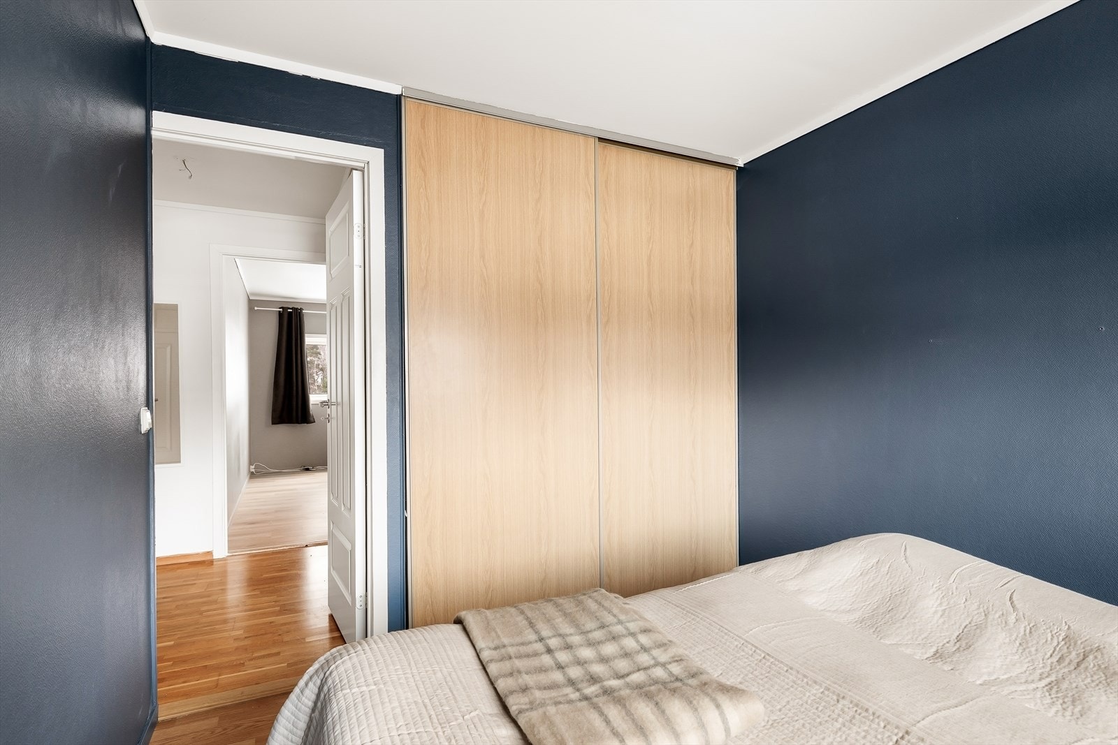 Praktisk skyvedørsgarderobe som gir rikelig oppbevaringsplass og et ryddig uttrykk. Galleribilde