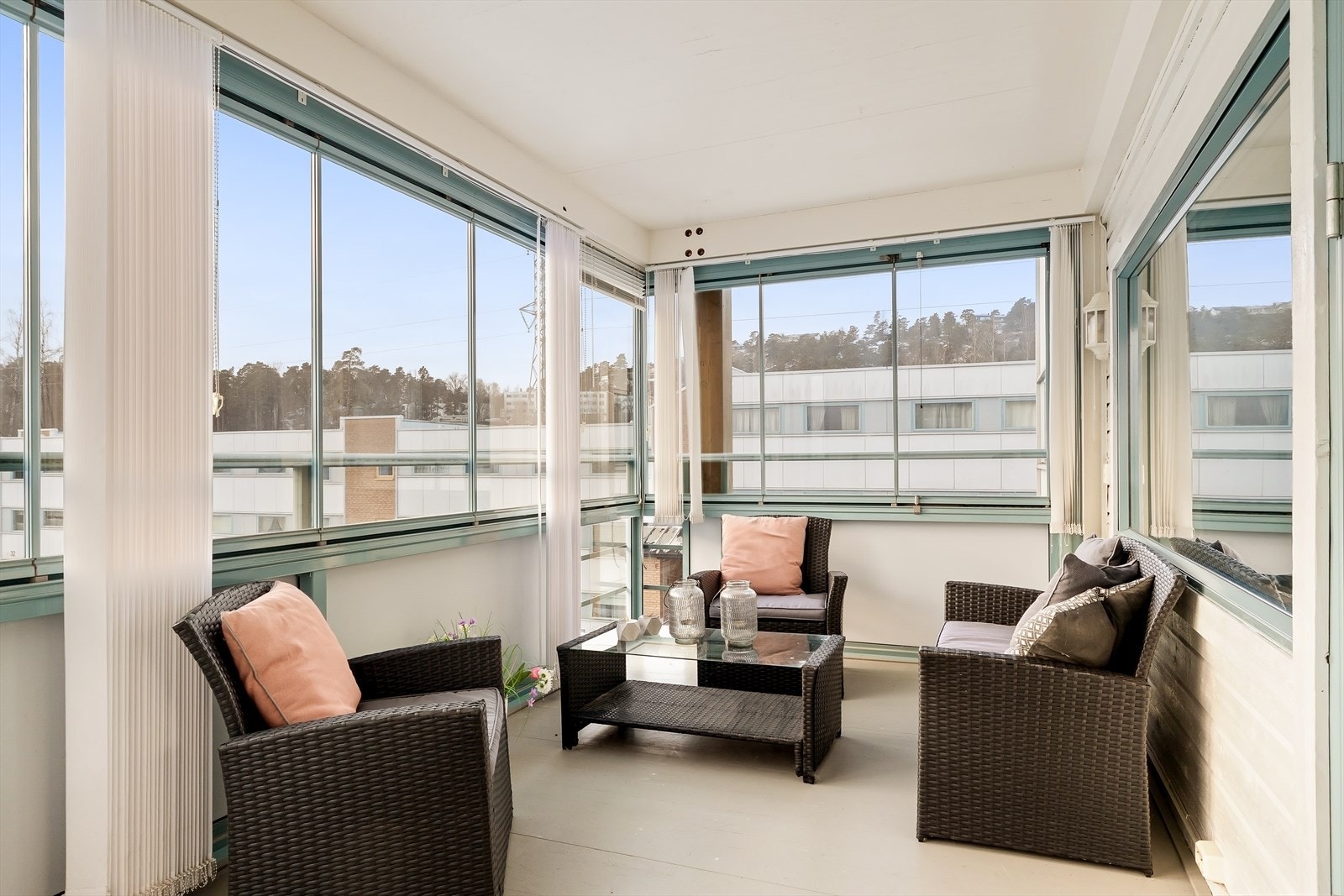 Stor og flott innglasset balkong som gir ekstra bruksplass og en lun uteopplevelse året rundt. Galleribilde