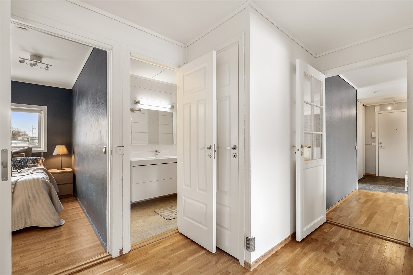 Lys og fin soveromsgang som binder rommene sammen på en trivelig og harmonisk måte. Galleribilde