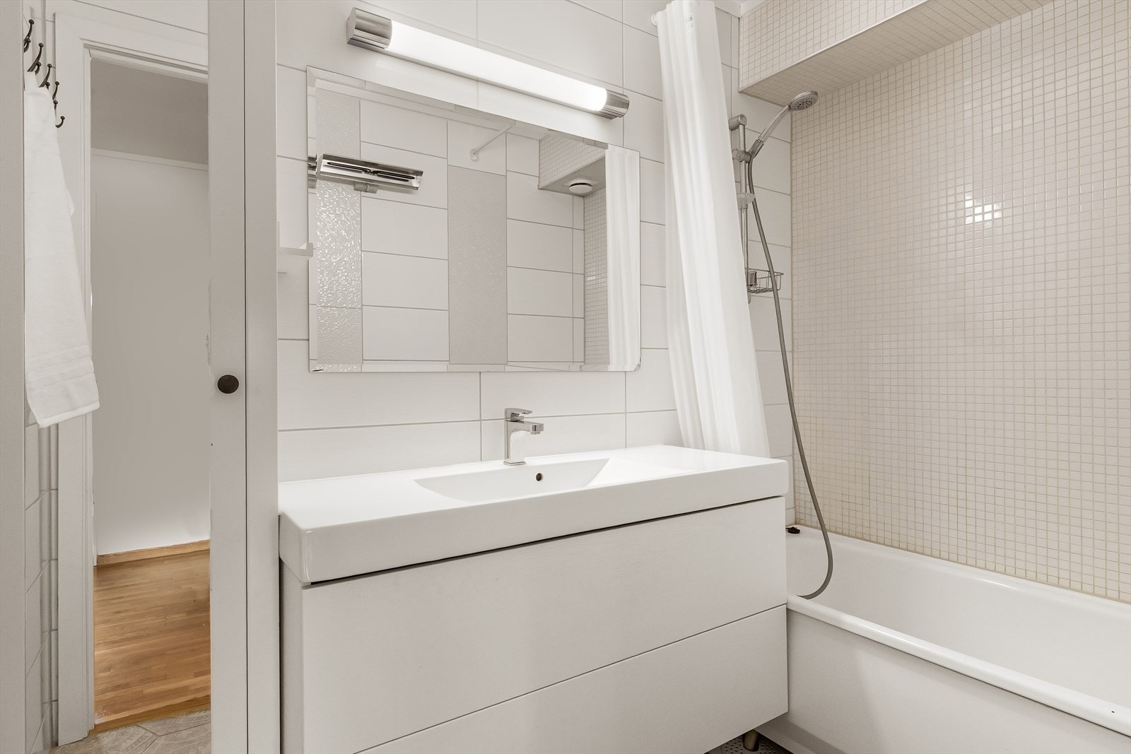 Servant med praktisk skap og speil som gir både god oppbevaring og et ryddig uttrykk. Galleribilde