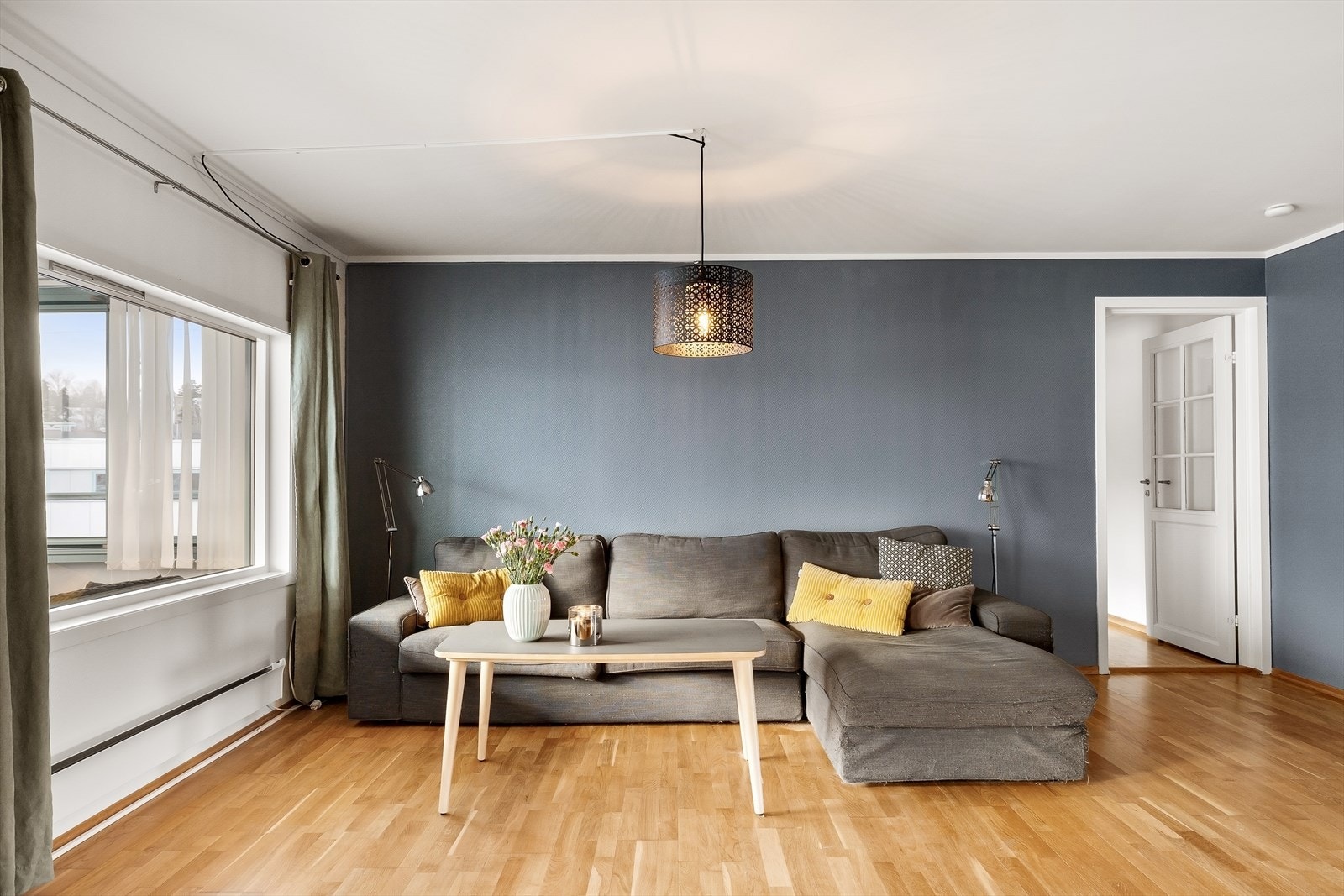 God plass til stor salong, med flere muligheter for møblering og sosial sone. Galleribilde