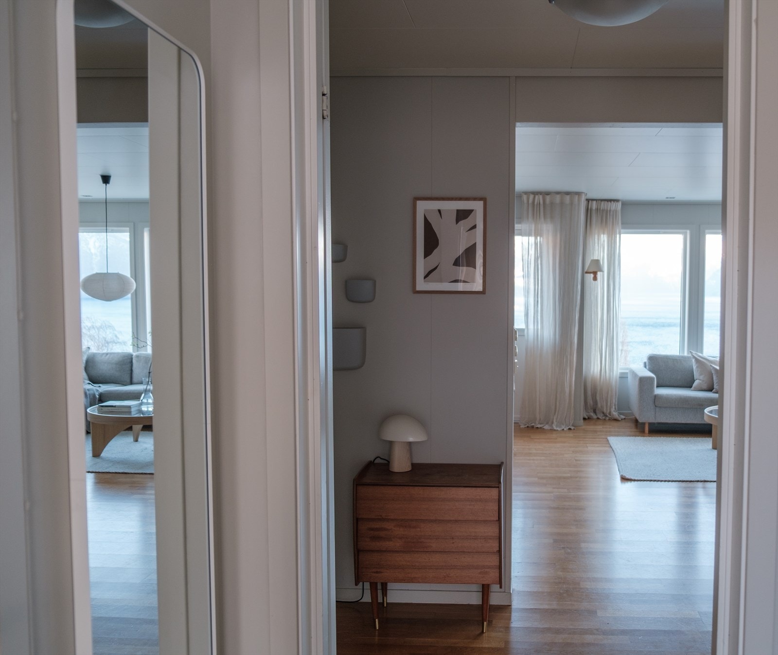 Fra entréen mot stue og kjøkken. Galleribilde