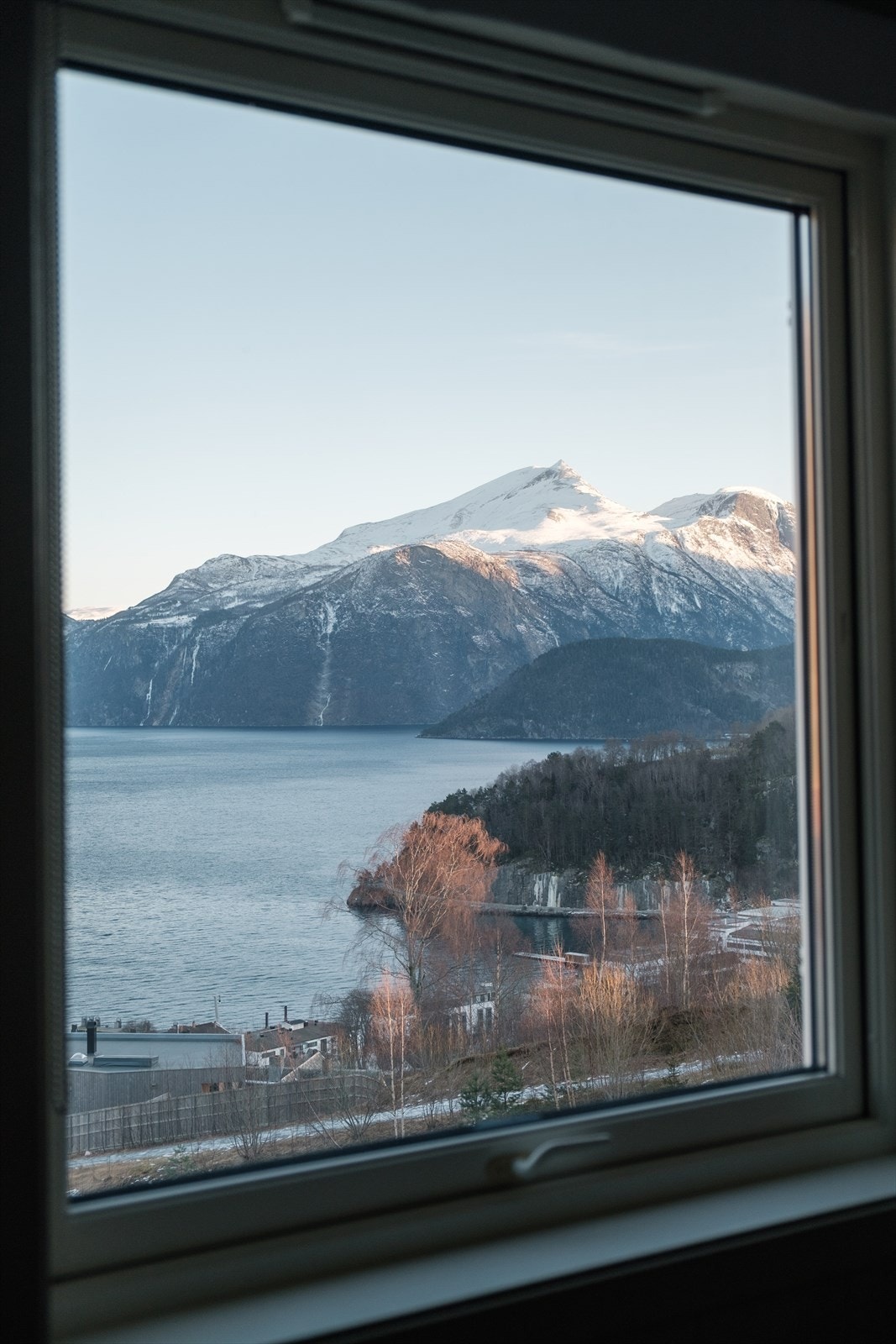 Det er flere snarveier ned til Stranda sentrum fra eiendommen - man kan bruke en av de kjente "brautene". Galleribilde