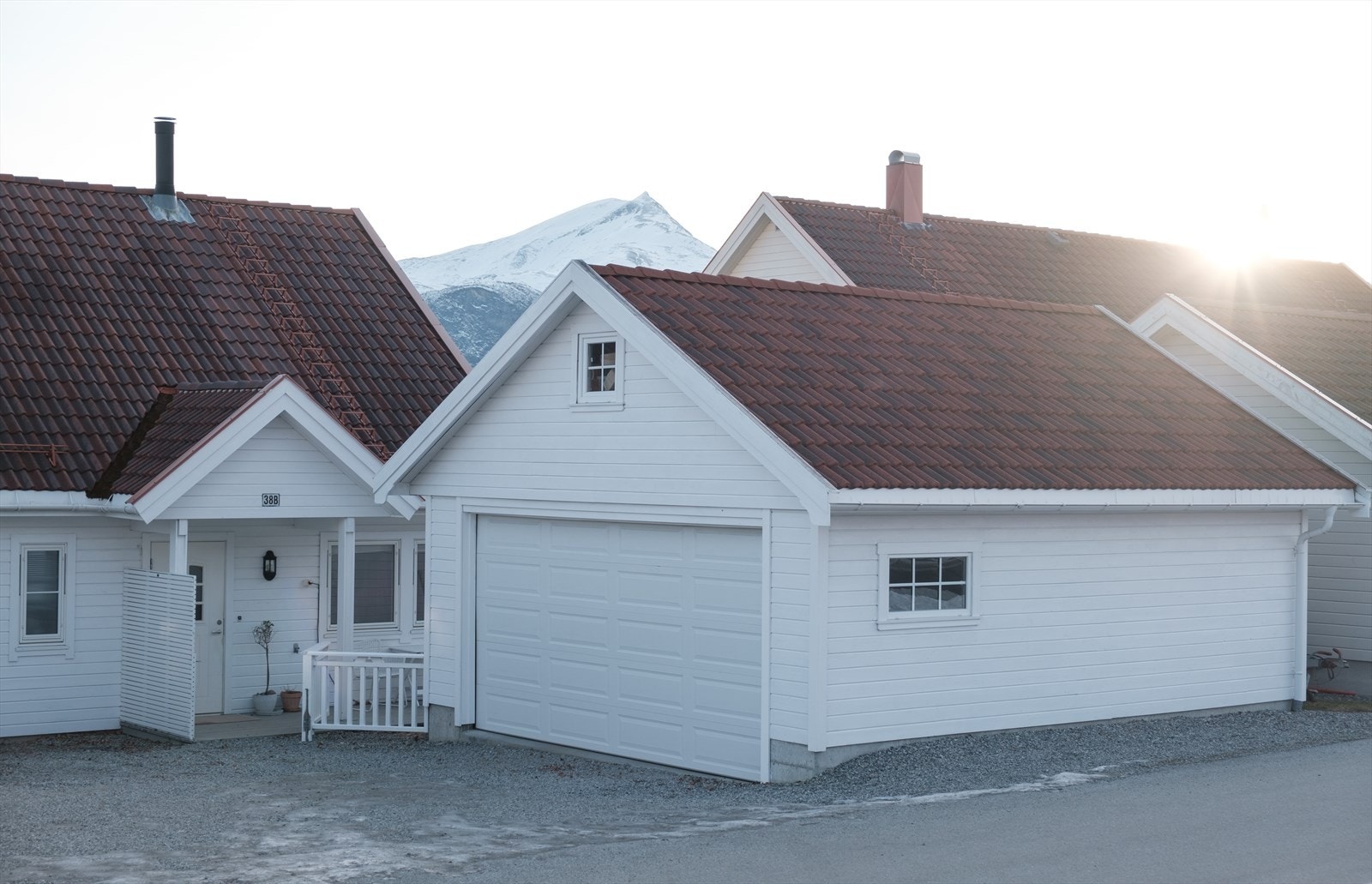 Det er dobbel garasje på ca. 40 kvm i tilknytning til eiendommen. Denne har elektrisk portåpner. Galleribilde