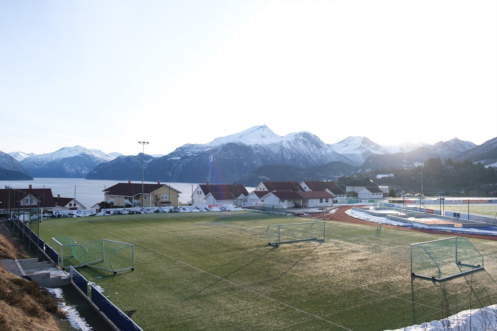 Stranda Stadion har et rikt tilbud året rundt. Her kan både store og små løpe av seg litt overskuddsenergi. Det er også flere flotte stien i nærheten. Galleribilde