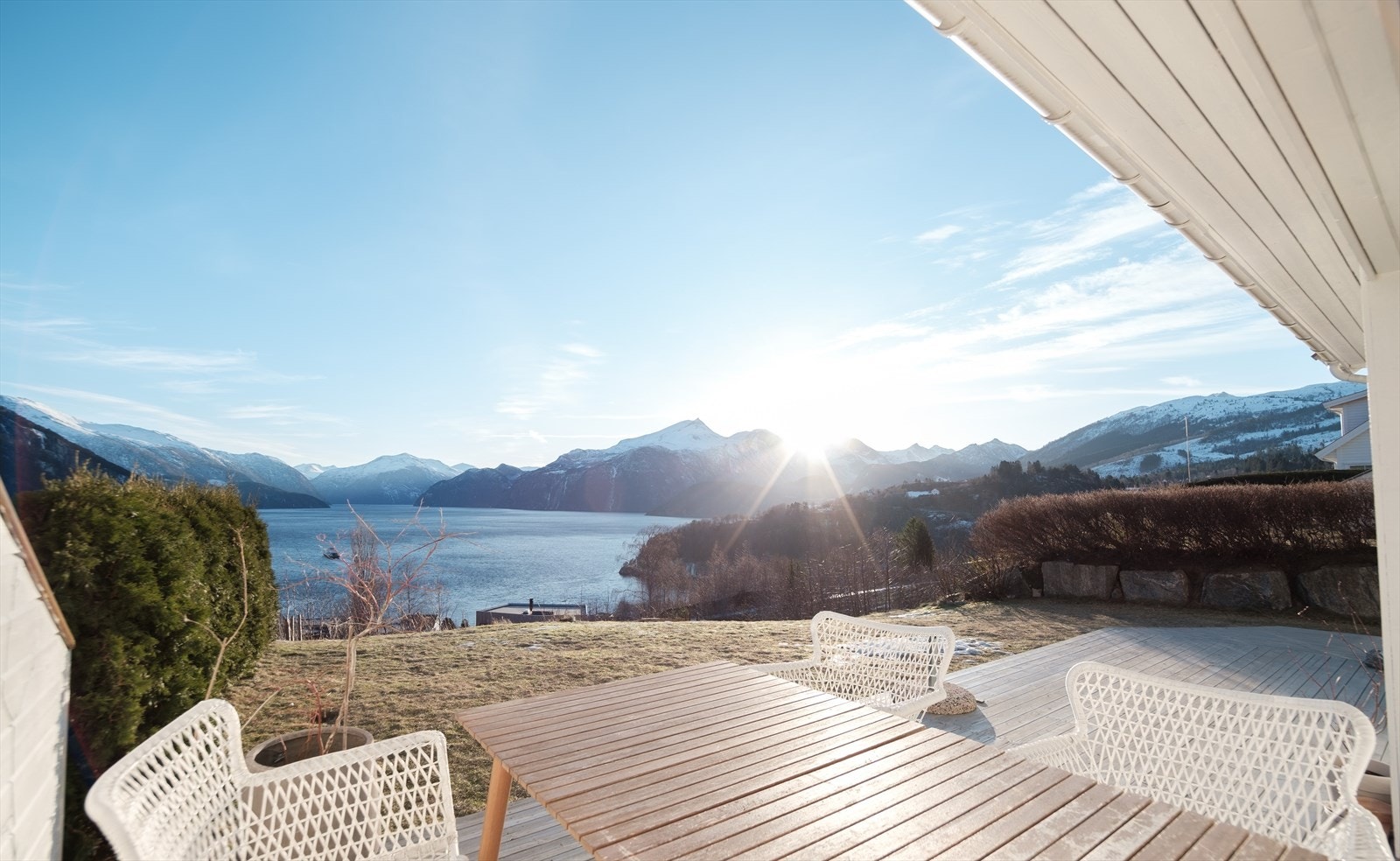 Tomannsboligen ligger utrolig fint til på en høyde med fantastisk utsikt over fjord og fjell. Galleribilde