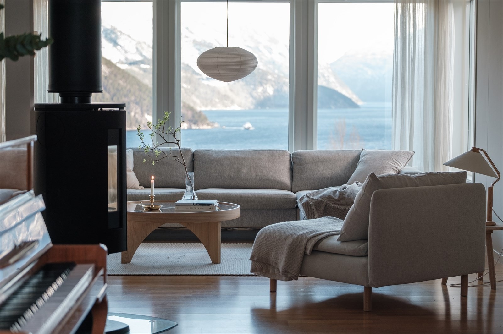 Stuen har fin størrelse og store vindusflater som tar inn godt med dagslys - og ikke minst den flotte utsikten. Galleribilde