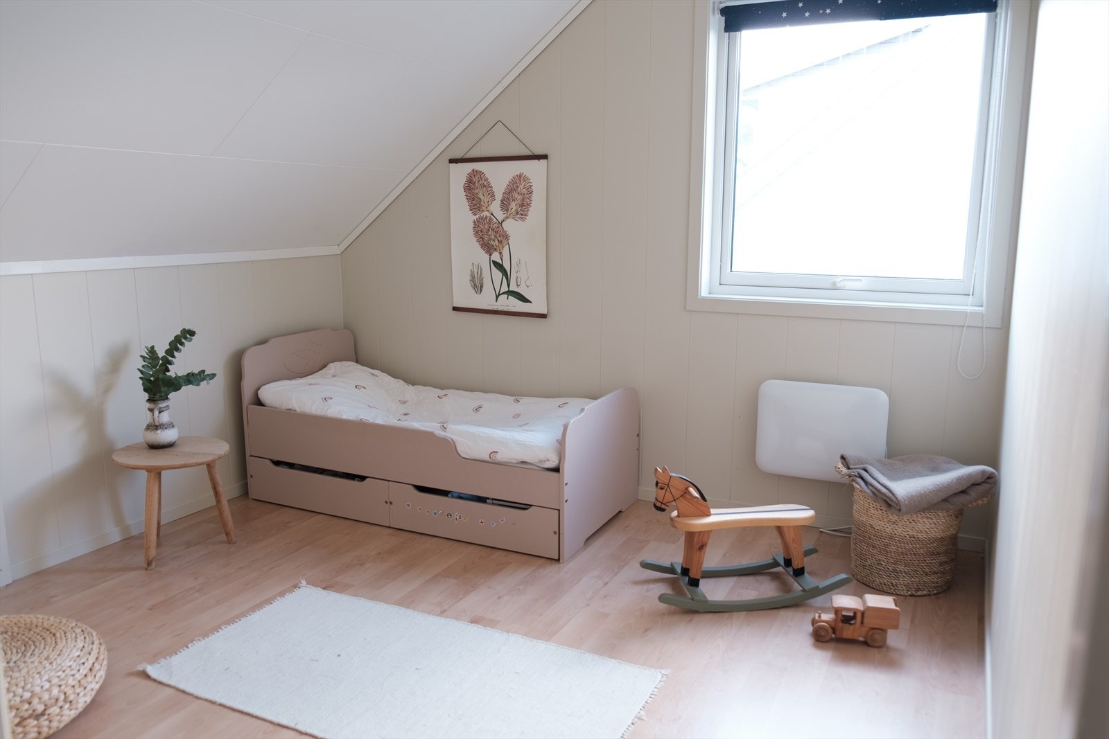 I andre etasje er det laminat på gulvene og malte veggplater på veggene. Galleribilde