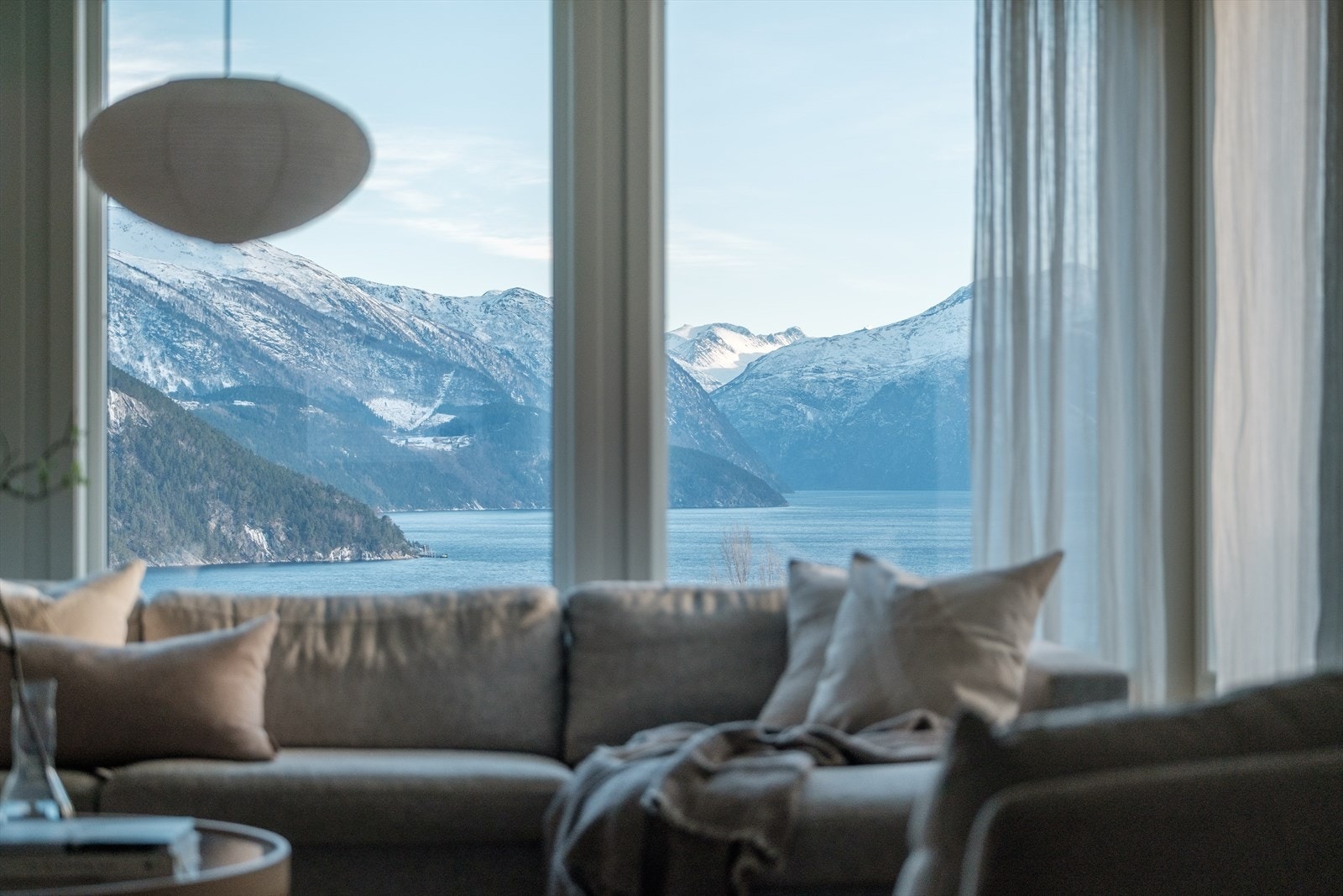 De store vindusflatene gir et godt lysinnslipp til stuen. Galleribilde