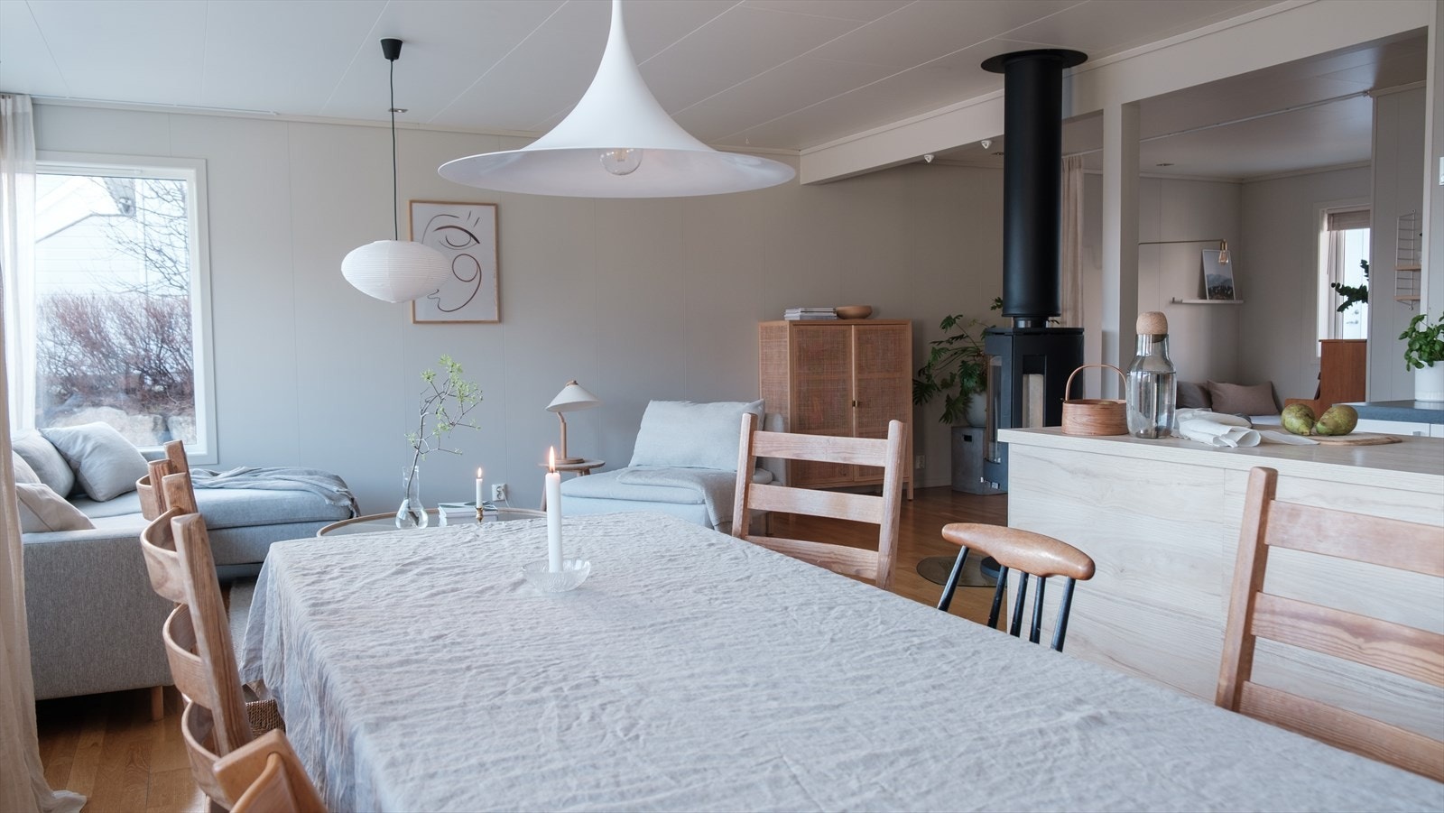 Det er god plass til spisestue ved kjøkkenet - også her får man nyte den fine utsikten. Galleribilde