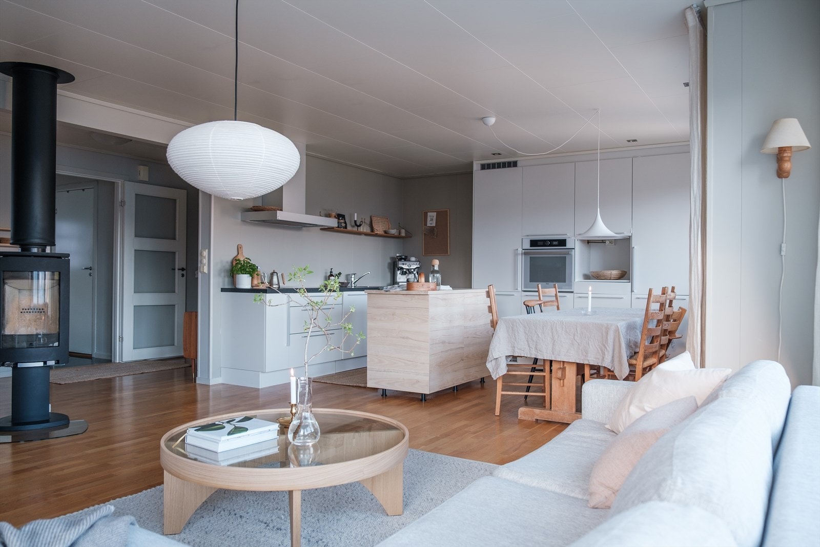 Kjøkkenet har innredning fra HTH med integrerte hvitevarer. Her er en frittstående kjøkkenøy som man kan plassere slik man ønsker. Galleribilde