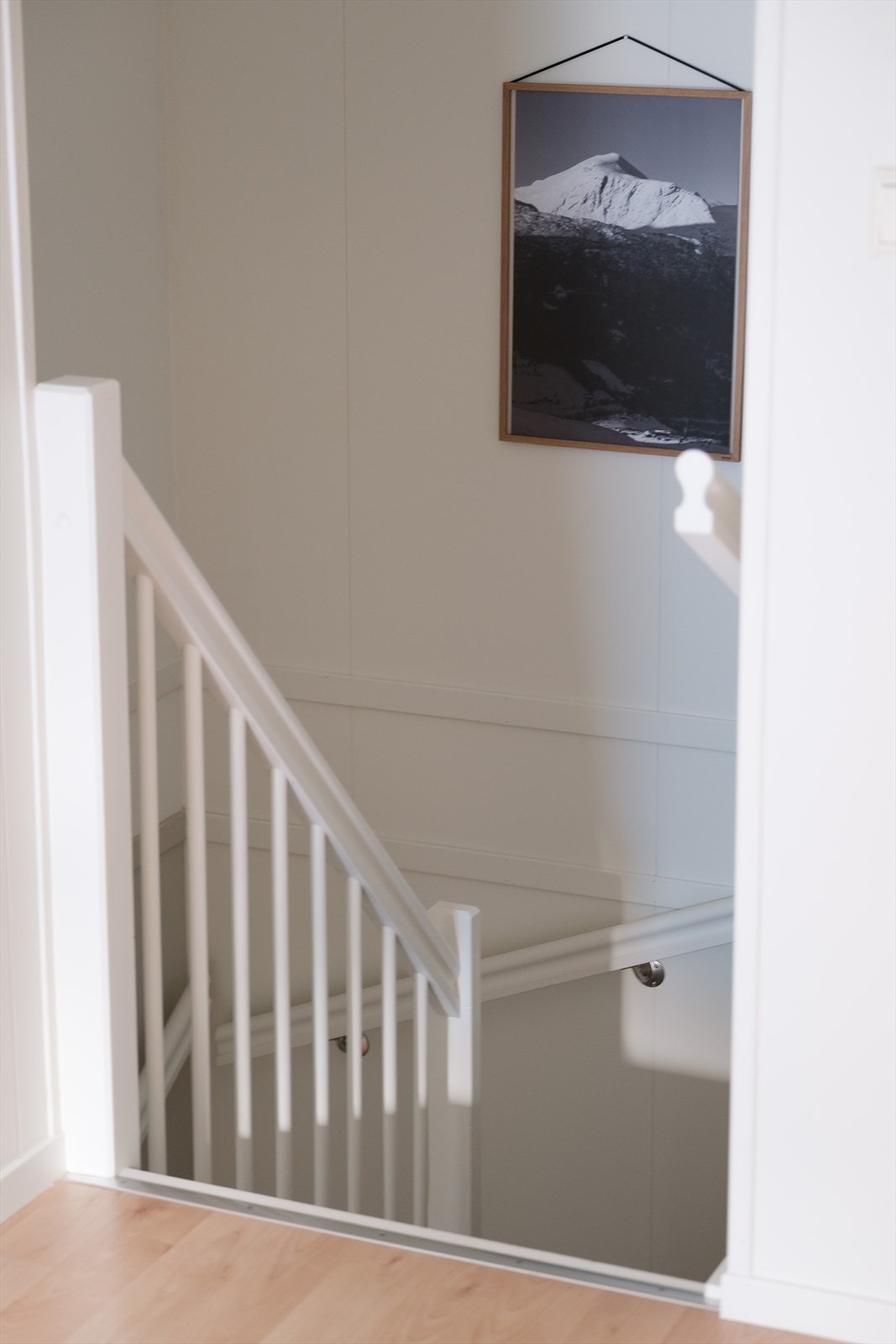 I andre etasje er det tre soverom, samt bad. God lagringsplass i raftekott. Galleribilde