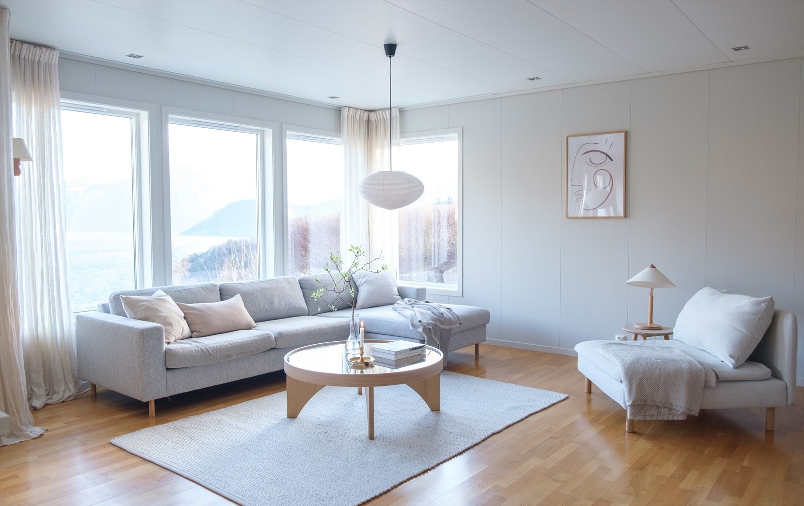 Stue og kjøkken har åpen løsning og det er god plass til møblering med flere sittegrupper, spisestue osv. Galleribilde