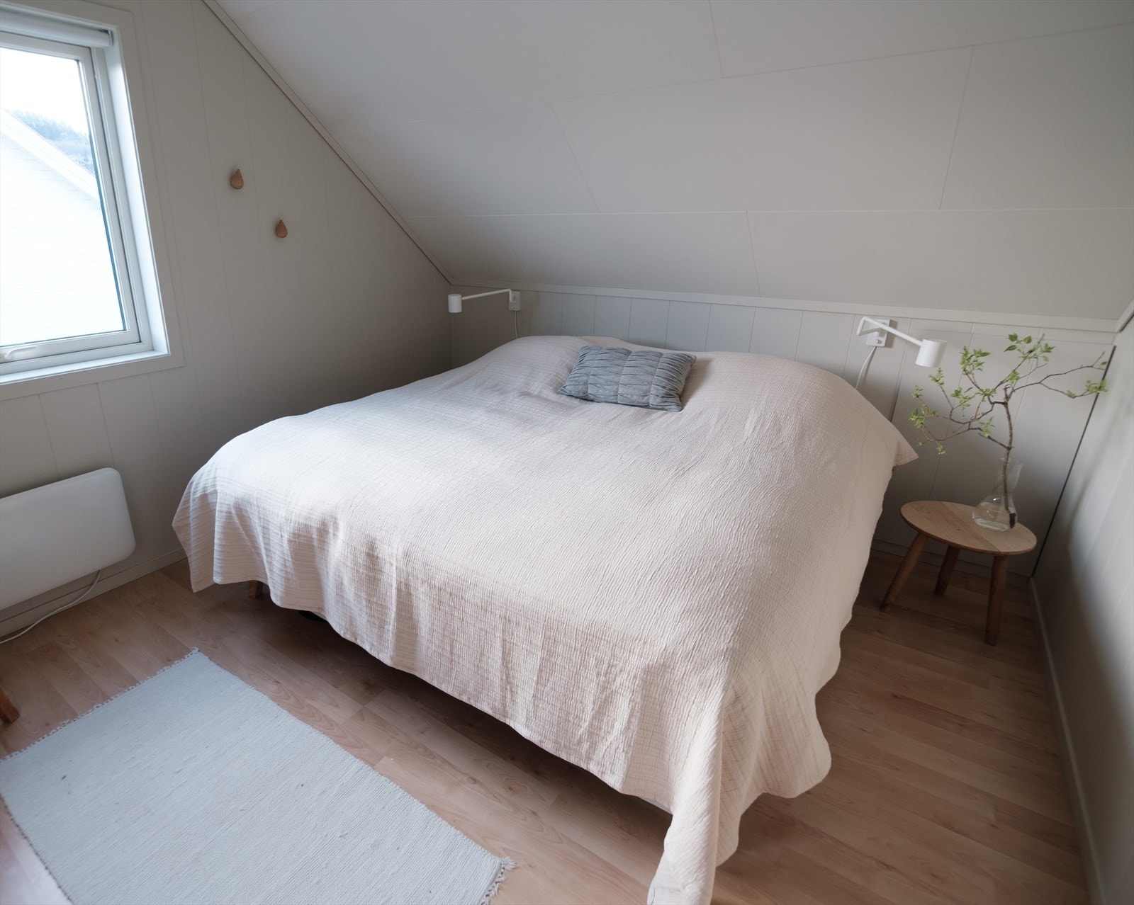 Soverom nummer en har fin størrelse og god plass til møblering. Galleribilde