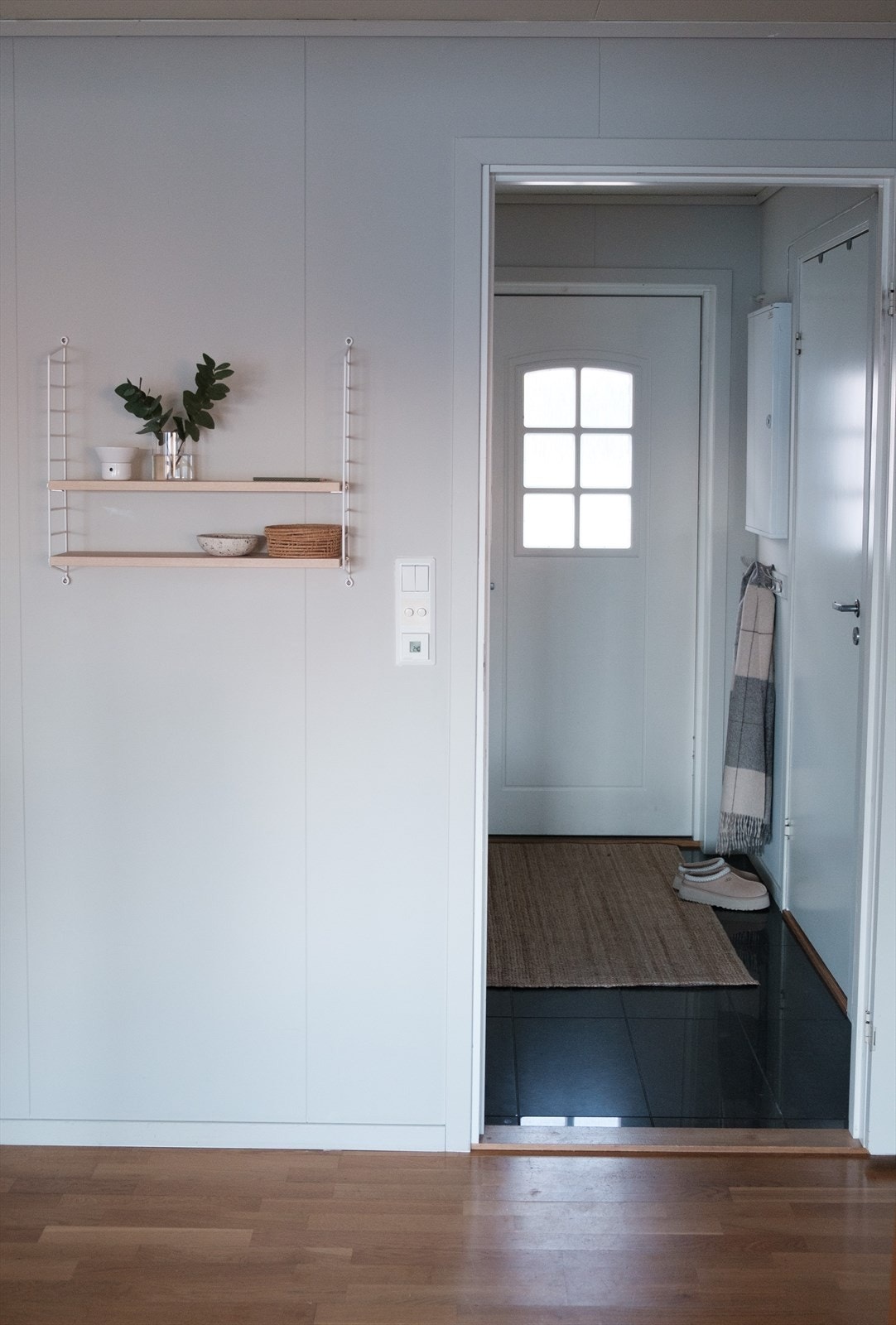 I entréen er det lagt fliser på gulvet - praktisk og pent. Galleribilde