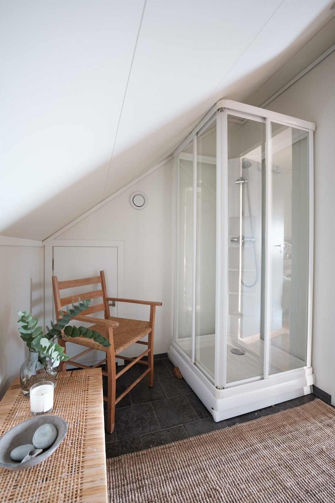 På badet er det laminat på gulvet og malte veggplater. Her er dusjkabinett - Galleribilde