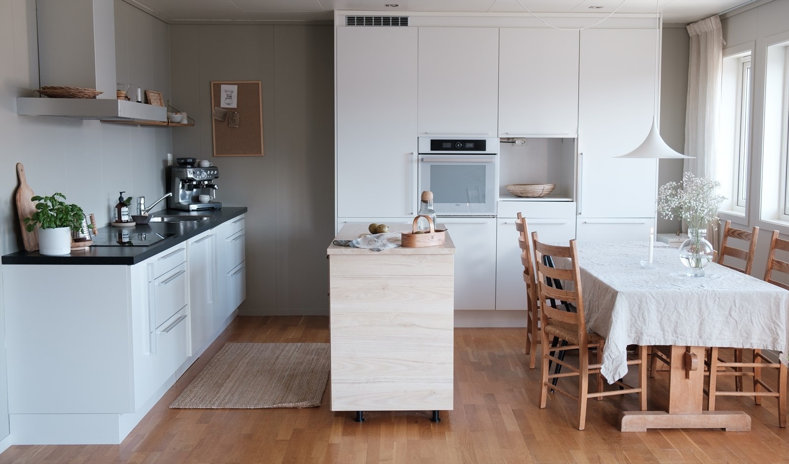 Det er godt med både skap- og benkeplass på kjøkkenet. Galleribilde