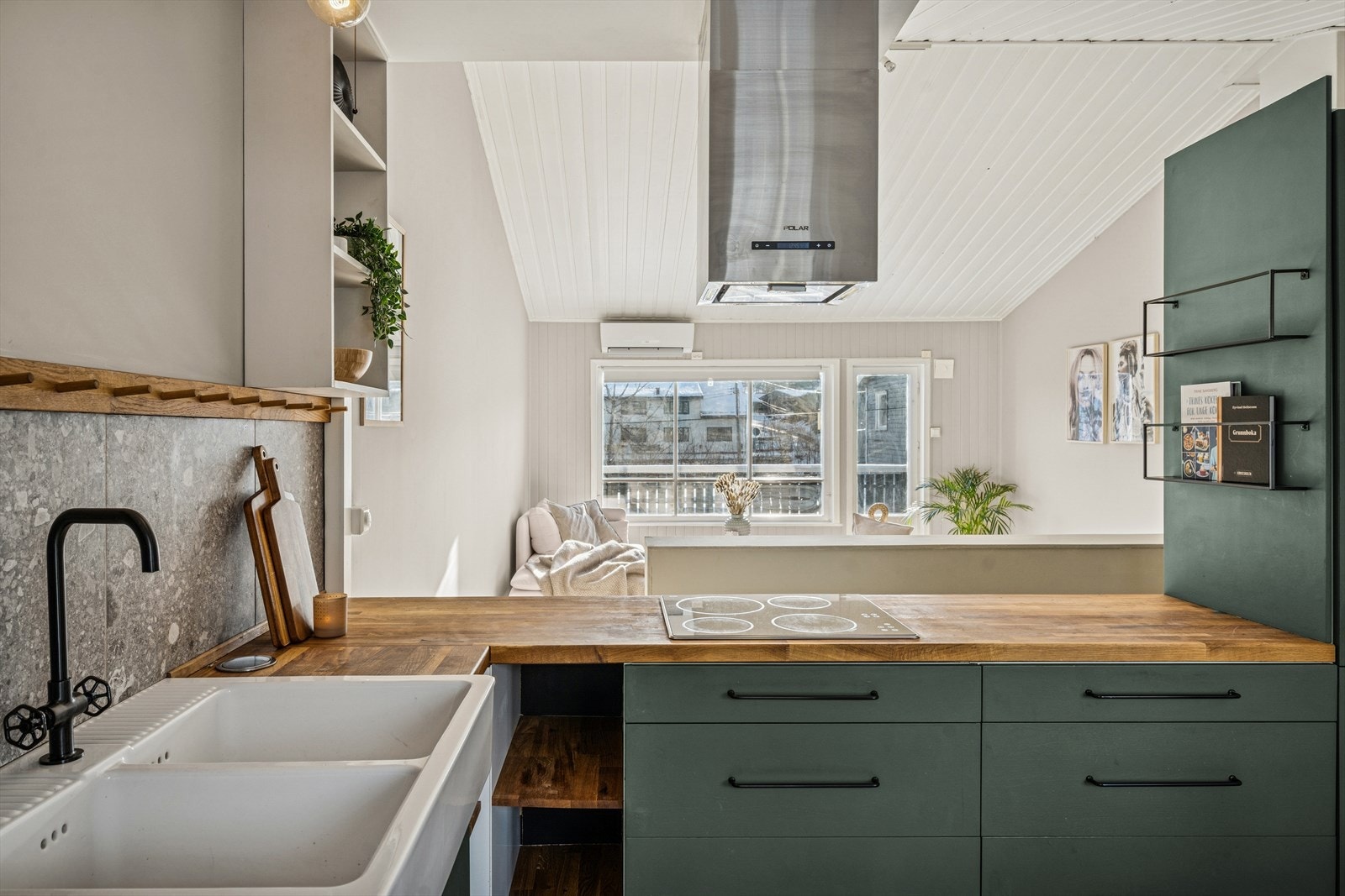 Kjøkken i åpen løsning mot stue. Galleribilde