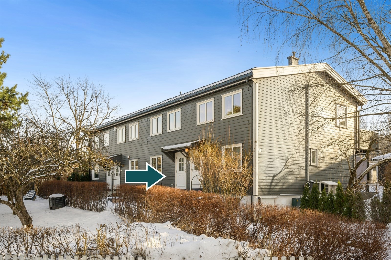 Rekkehuset ligger fint til med stort og flott fellesareal i forkant som er et flott samlingspunkt for liten og stor. Galleribilde