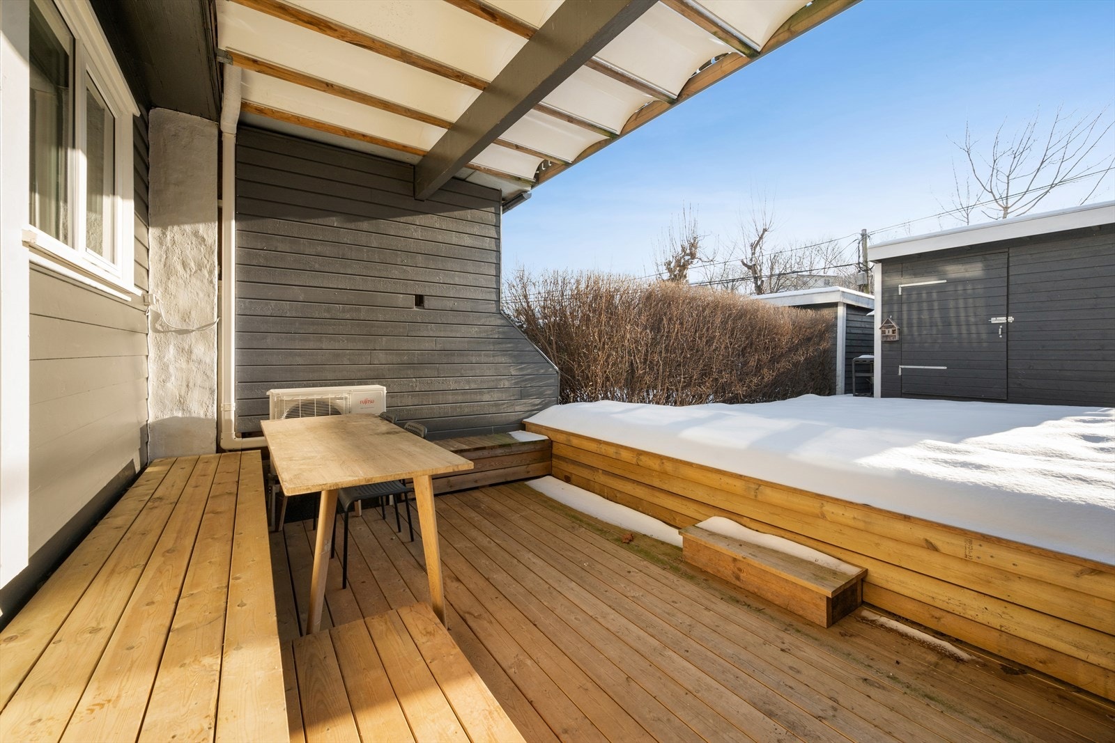 En praktisk og lett tilgjengelig uteplass som forlenger bruksarealet i sommerhalvåret og gir gode rammer for både rolige morgener og sosiale sammenkomster. Galleribilde