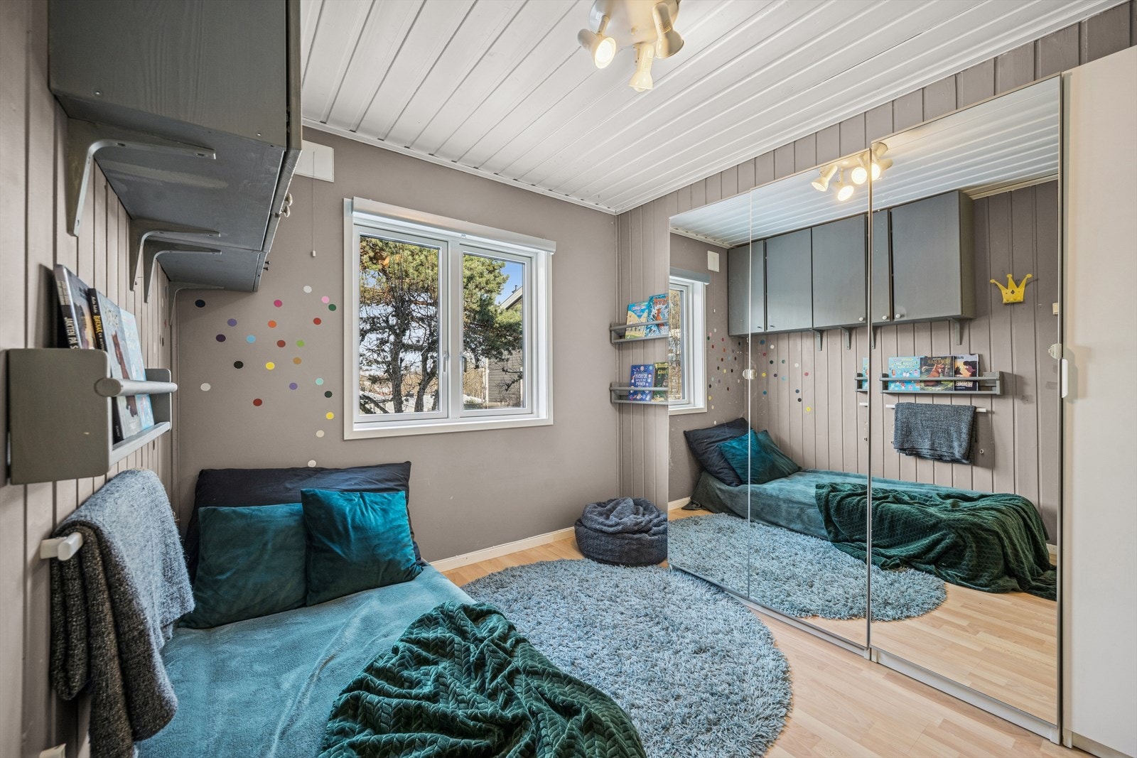 Soverom 2. Rommet egner seg som barnerom, gjesterom eller hjemmekontor. Fleksibel utforming gir flere bruksmuligheter. Galleribilde