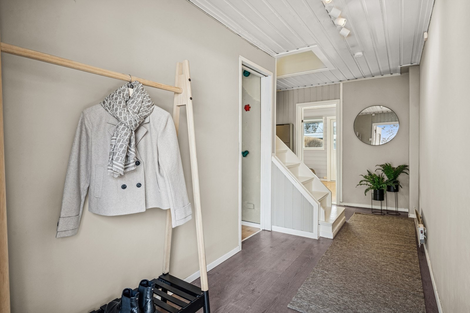 Entré med laminat på gulv og malte veggflater som gir et lyst og ryddig førsteinntrykk. God plass til garderobeløsning og oppbevaring av yttertøy og sko. Galleribilde